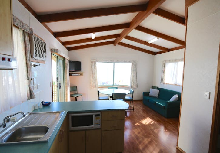 Ocean View Deluxe Cabin 6ppl 2 bedroom 1 x Queen Bed 4 x Bunksingles