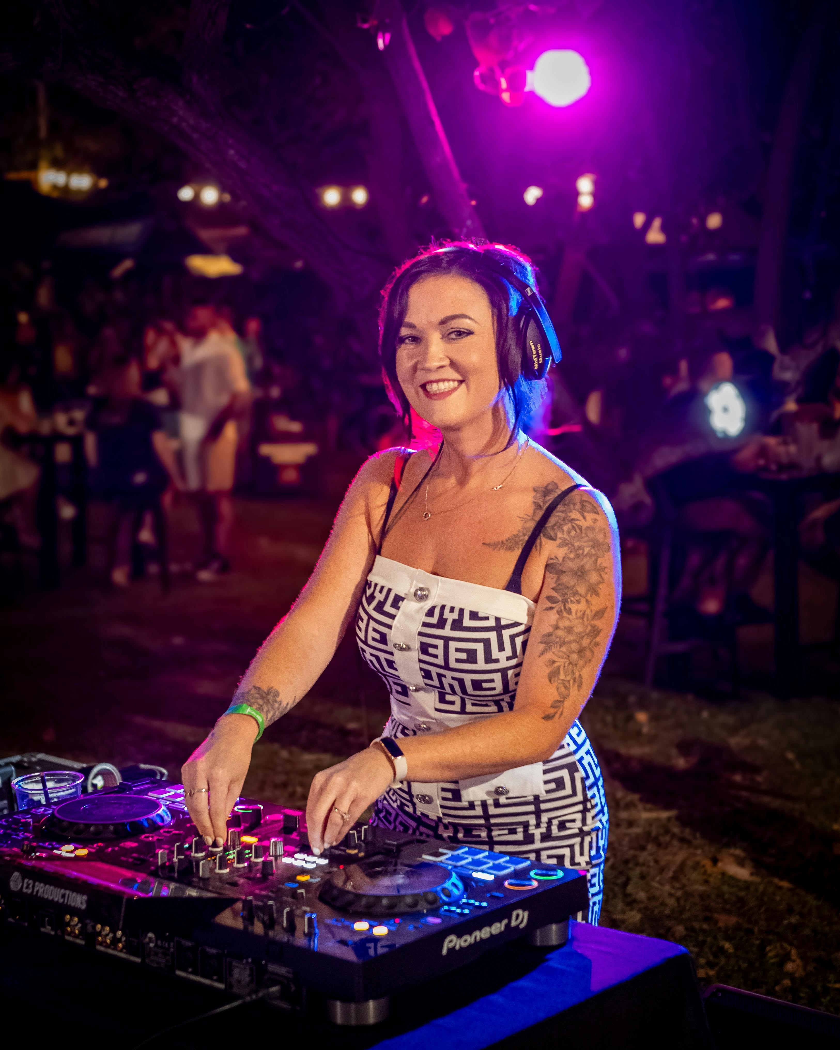 djs