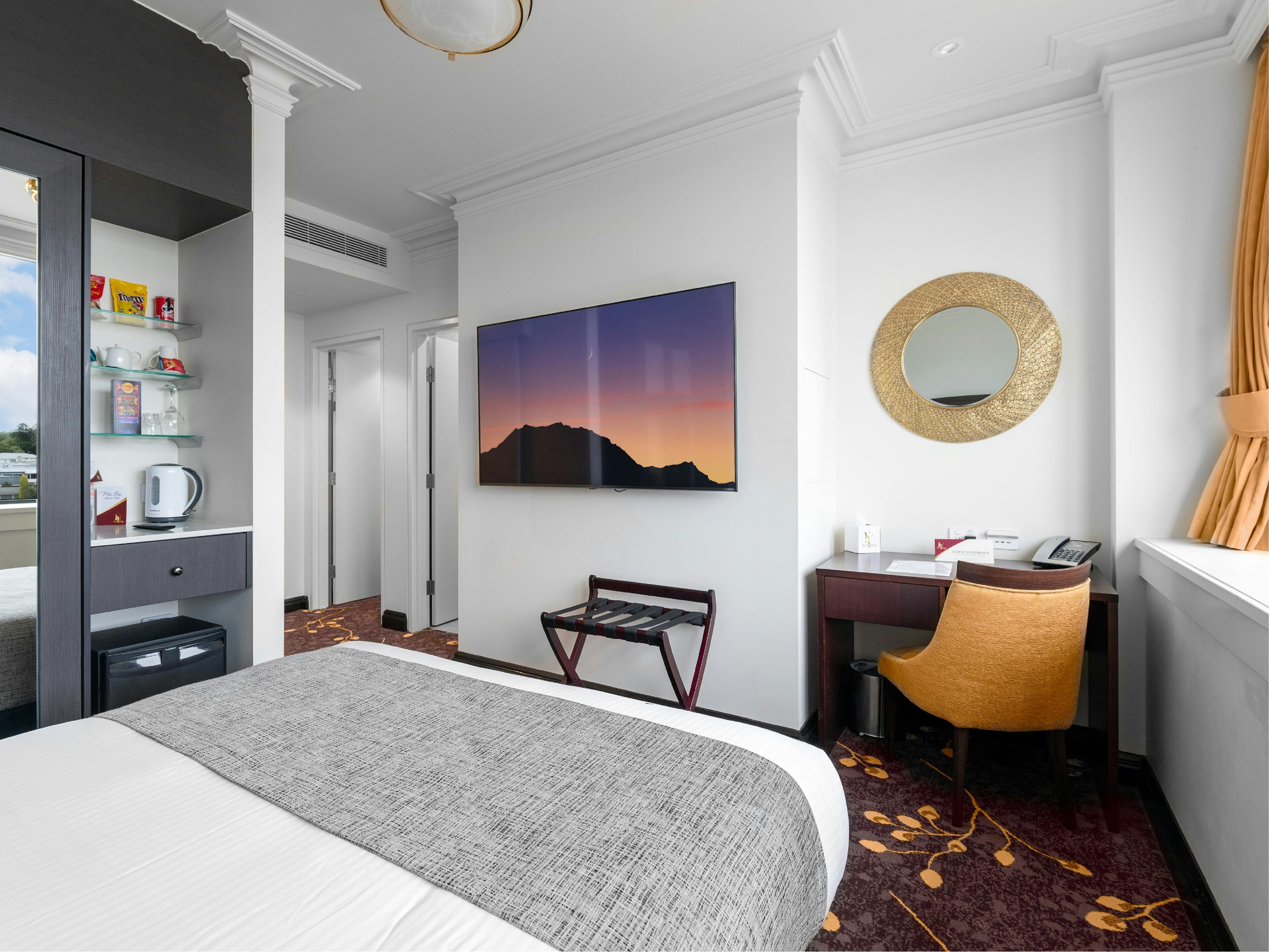 Corporate Queen Room