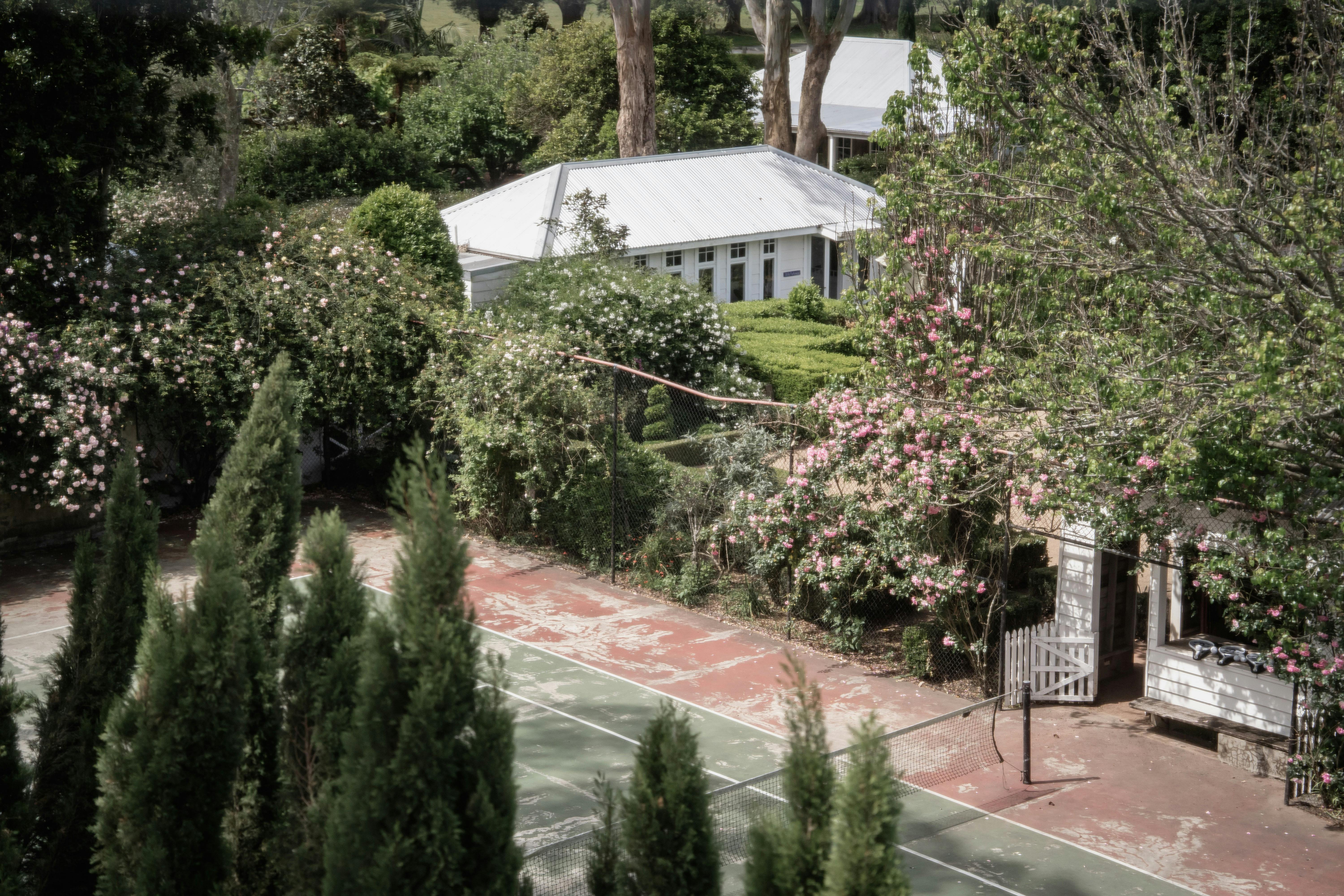 테니스장 빌라 보타니카 정원을 내려다보는 사진입니다.