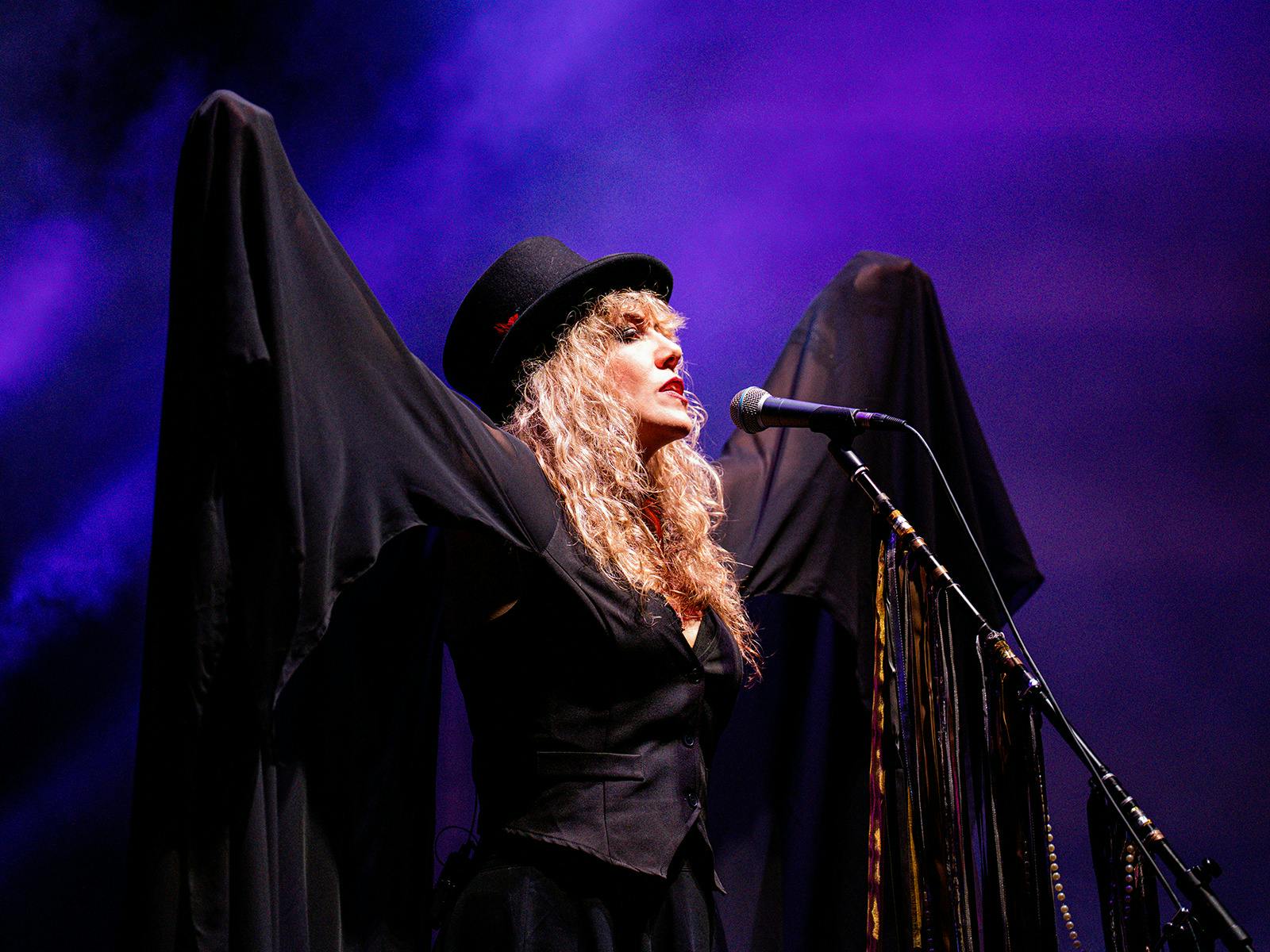 Tribute band Starshine delivers a full-on concert experience in Queensland. Former Dreams Members.