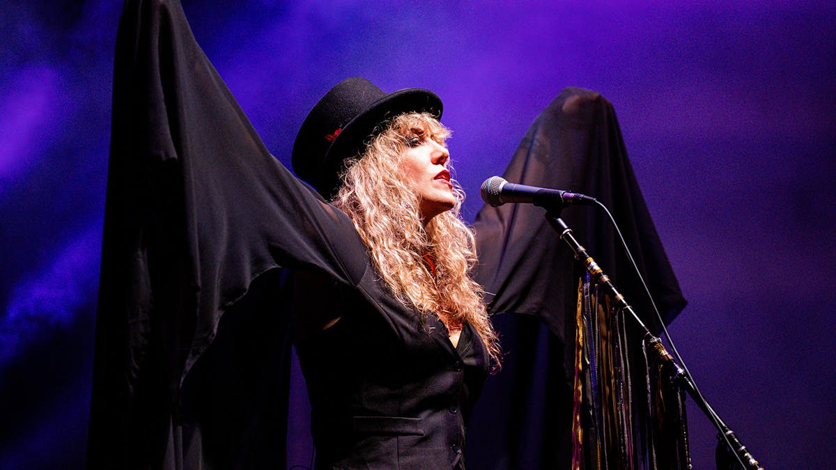 Tribute band Starshine delivers a full-on concert experience in Queensland. Former Dreams Members.