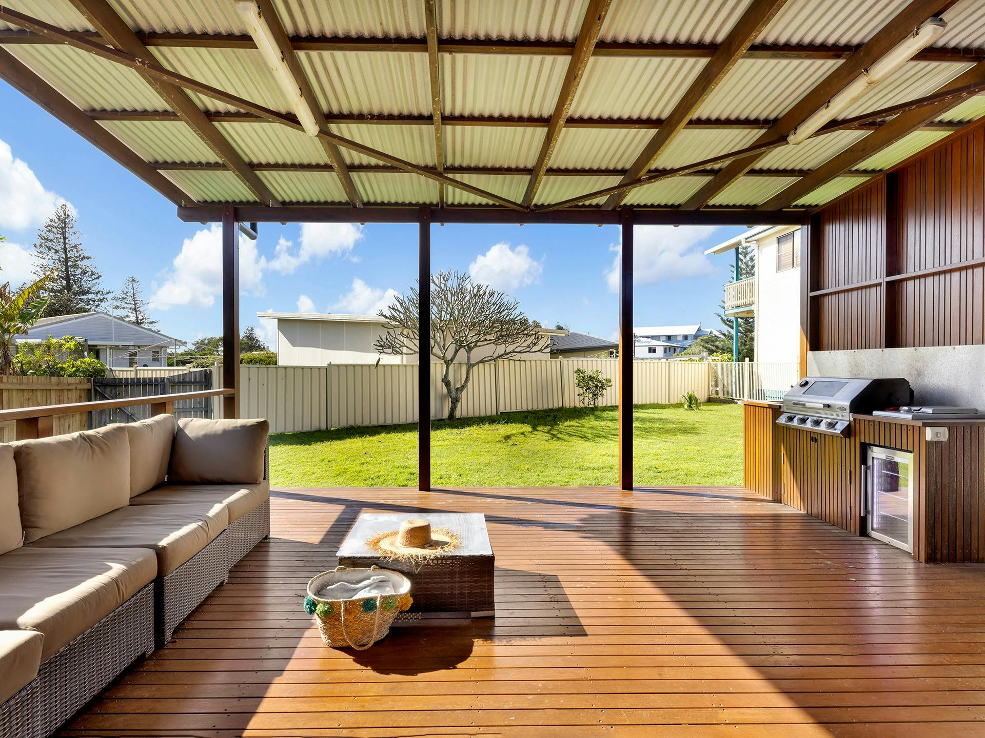 裏デッキと屋外キッチン