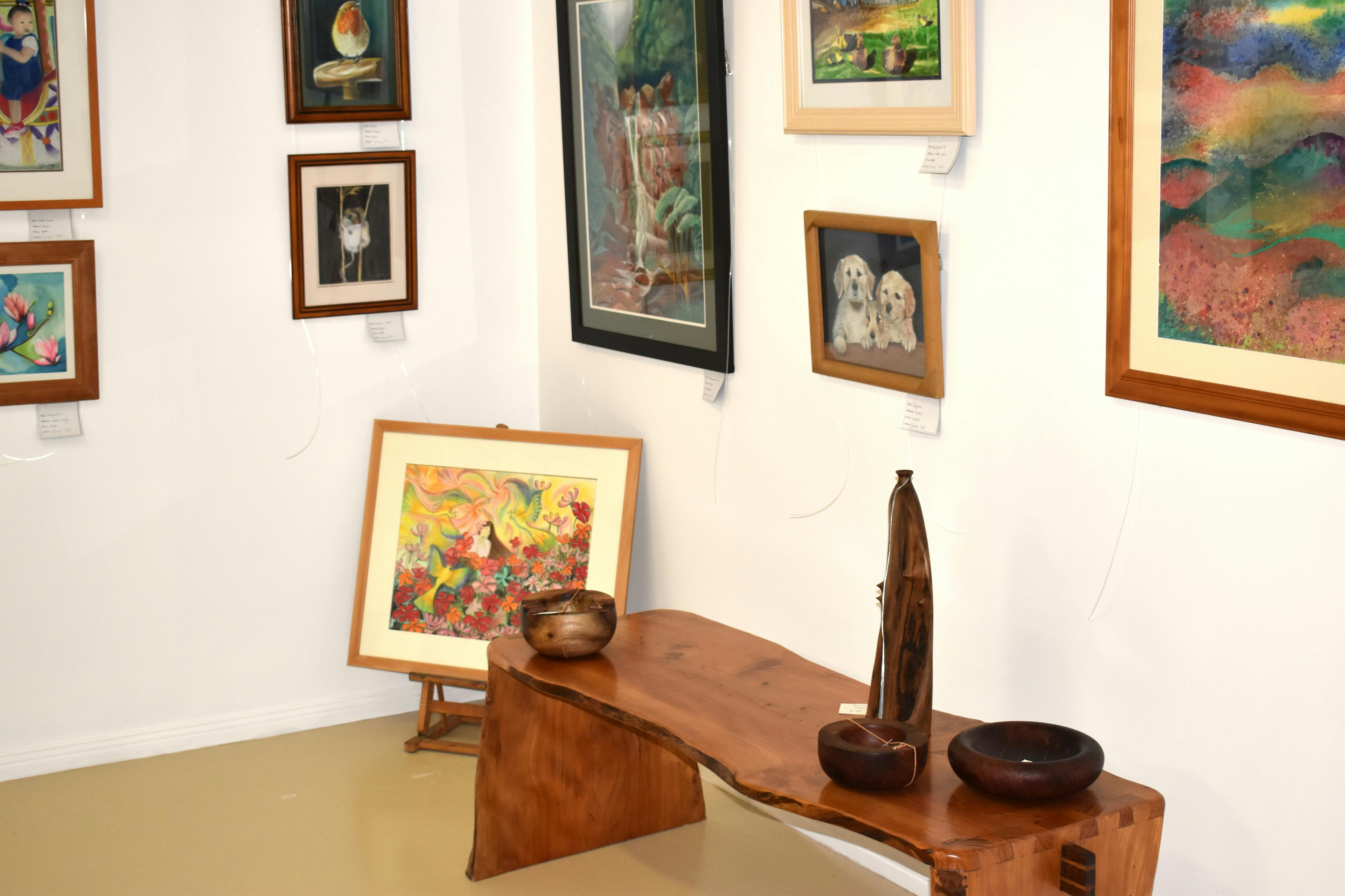 벽과 벤치에 예술 작품이 걸려 있는 방의 구석.