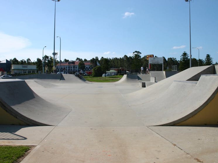 Skateboard jump pipe