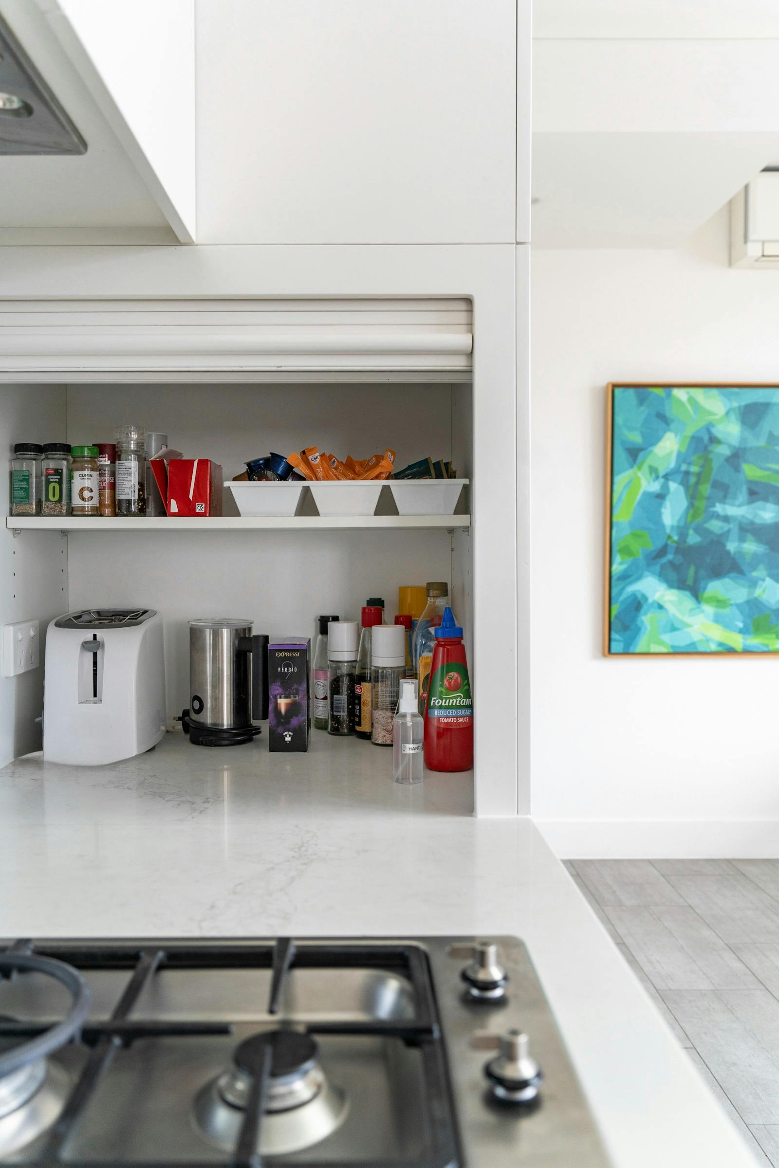 ステンレス製の器具とスタイリッシュなバックスプラッシュを備えた現代的なキッチン。