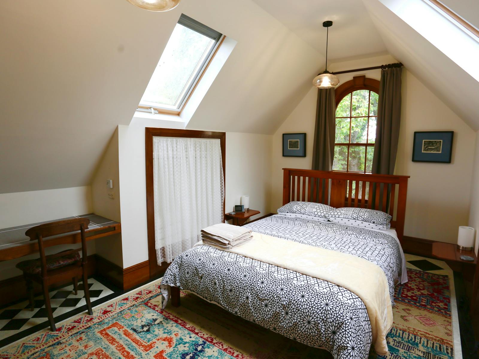 Light airy studio bedroom, queen bed. Briar Lane House. Evandale boutique accommodation