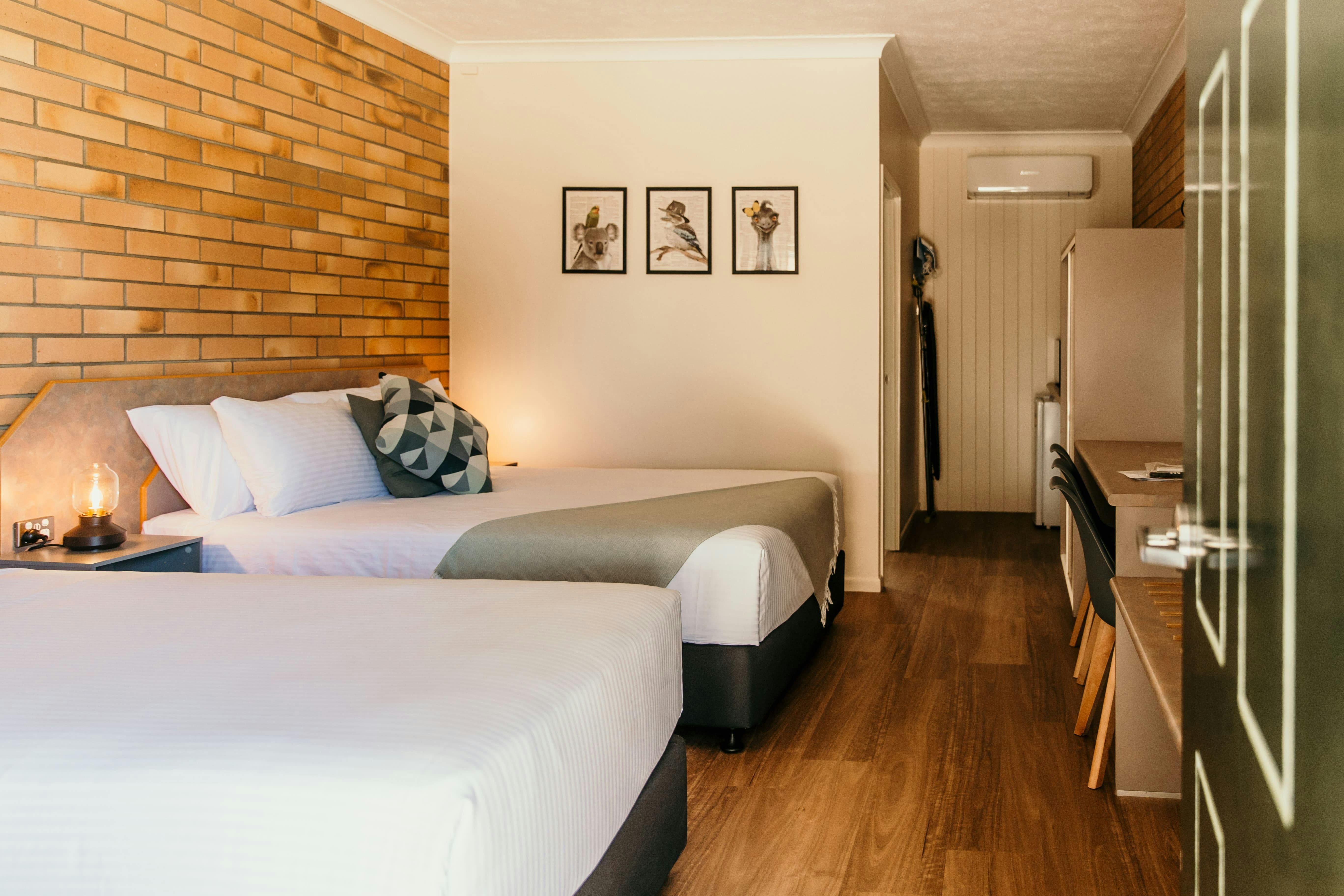 Queen & Single Accessible