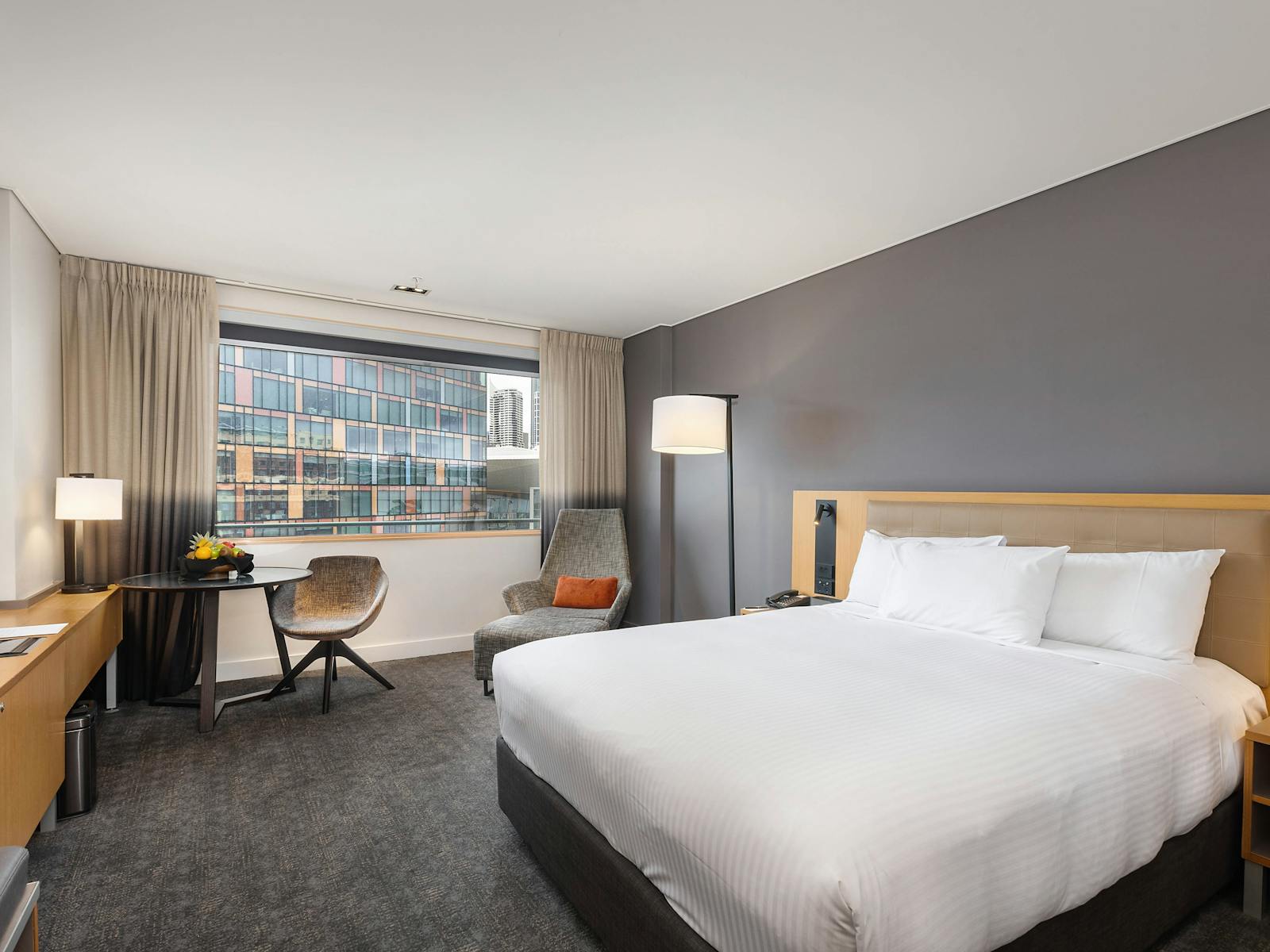 豪華城市天際線景觀房,配有 1 張大床