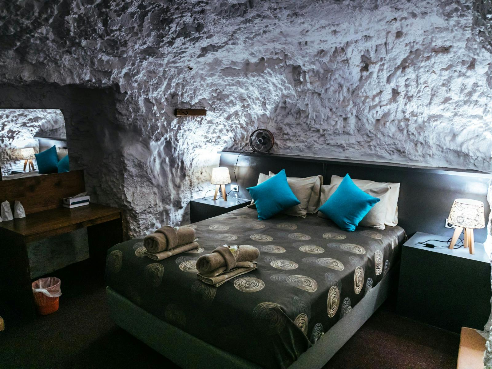 地下生活を体験