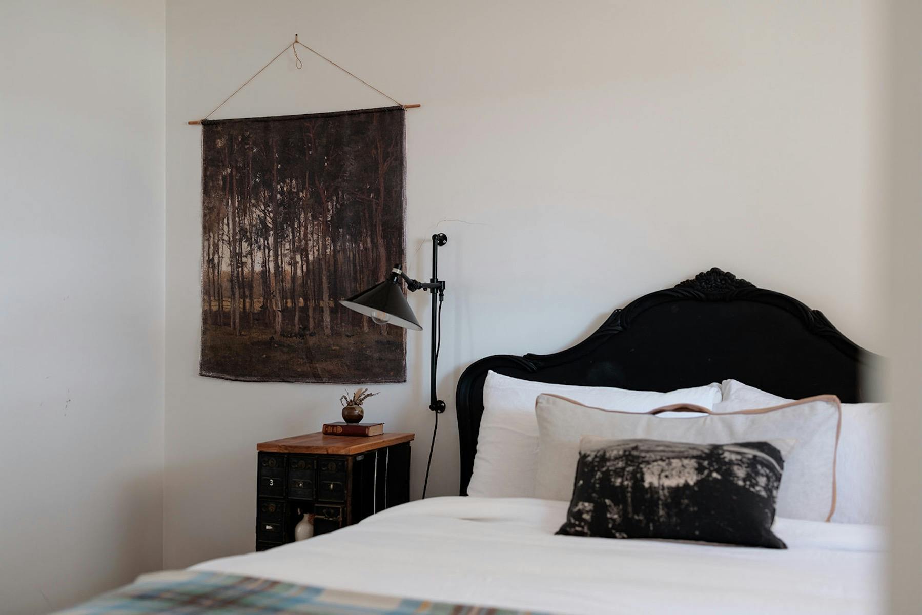 The Inn Beechworth.  Picketts Cottage, Bedroom
