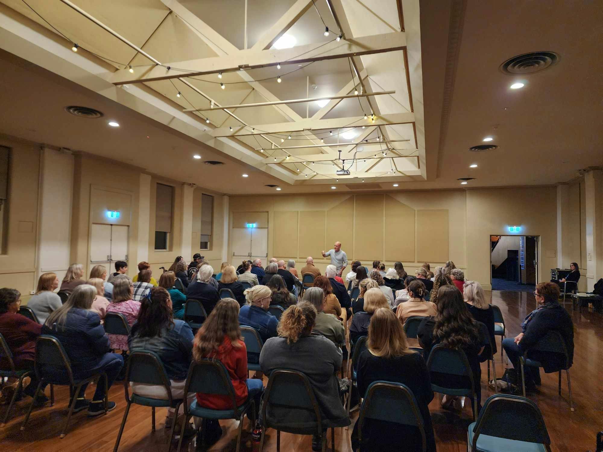 ミッドウェイセンターでサイモン・ヘイによるライブ霊媒術の夜