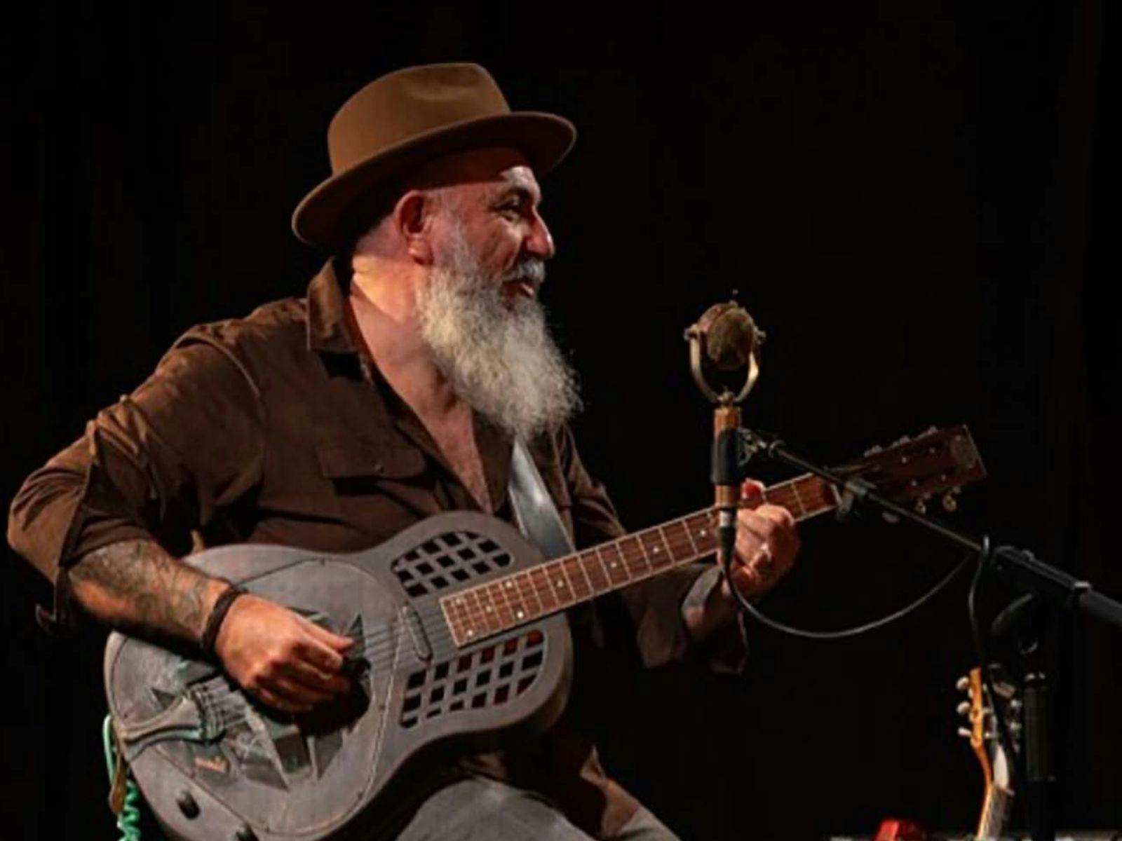 Frank Saltana blues guitarist and vocalist performing live