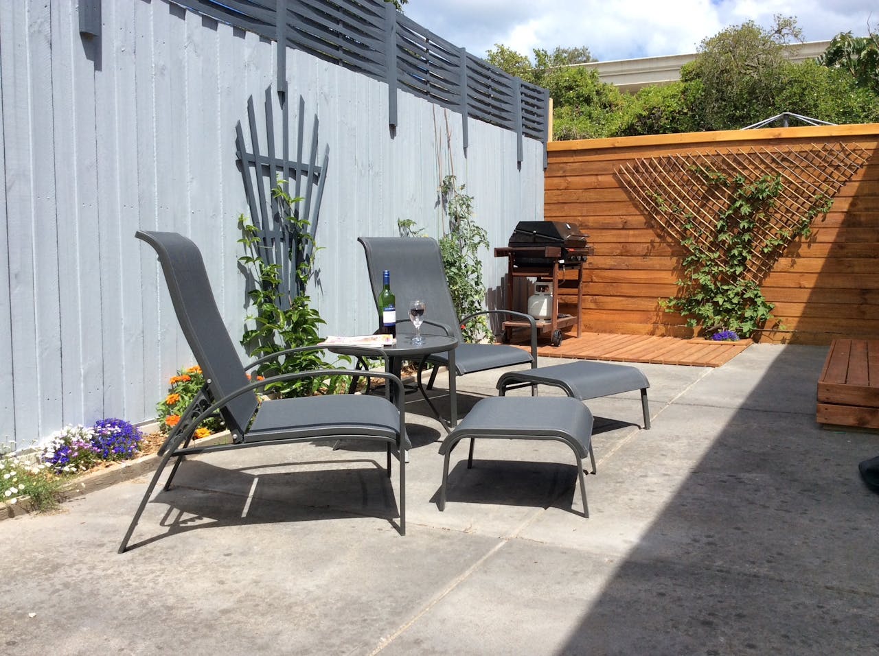 Avilla by the bay is a fully self contained two bedroom apartment accommodating up to four guests and containing a full modern kitchen lounge room suitable