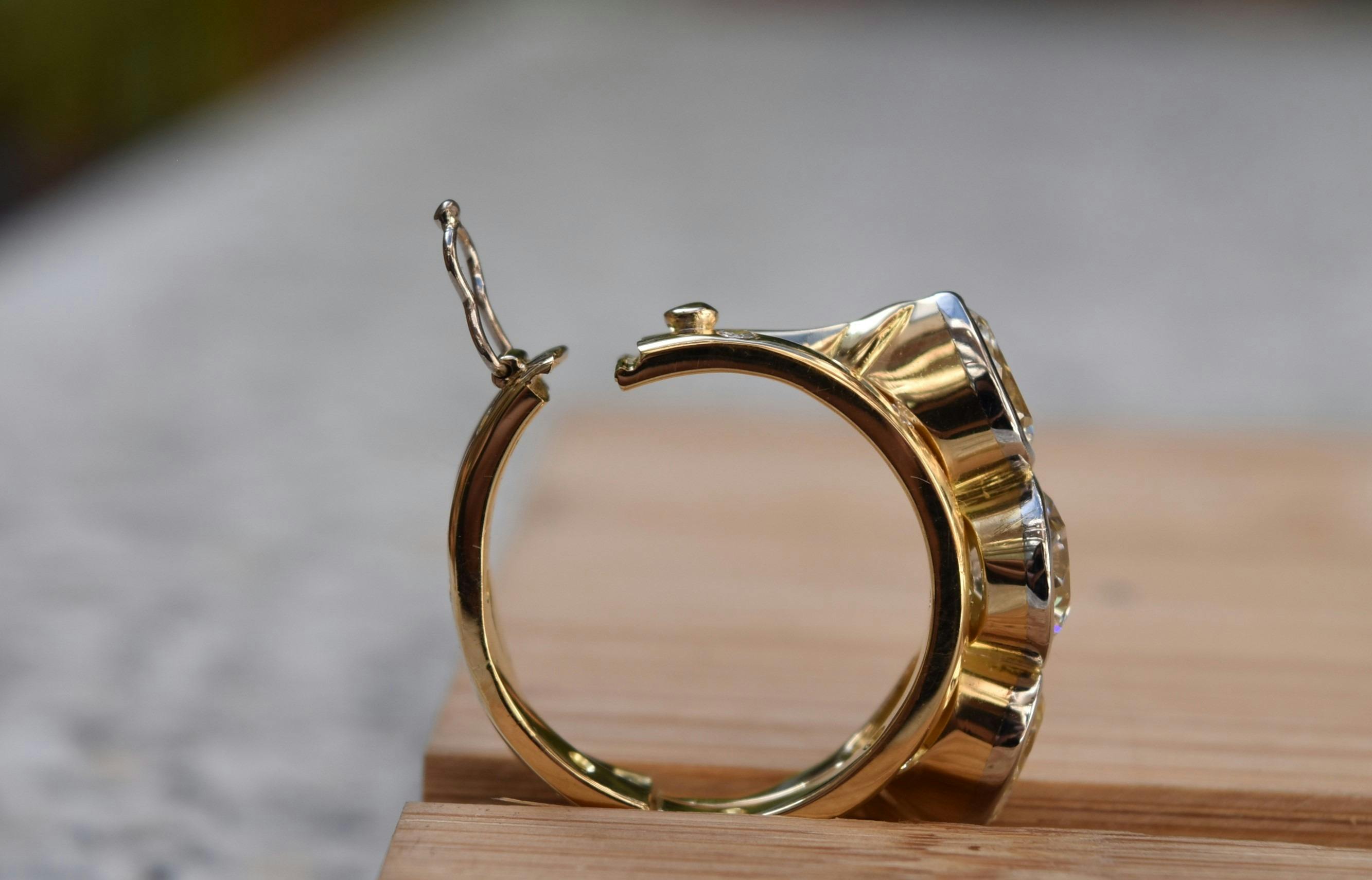 Hinge ring for customers with arthritis