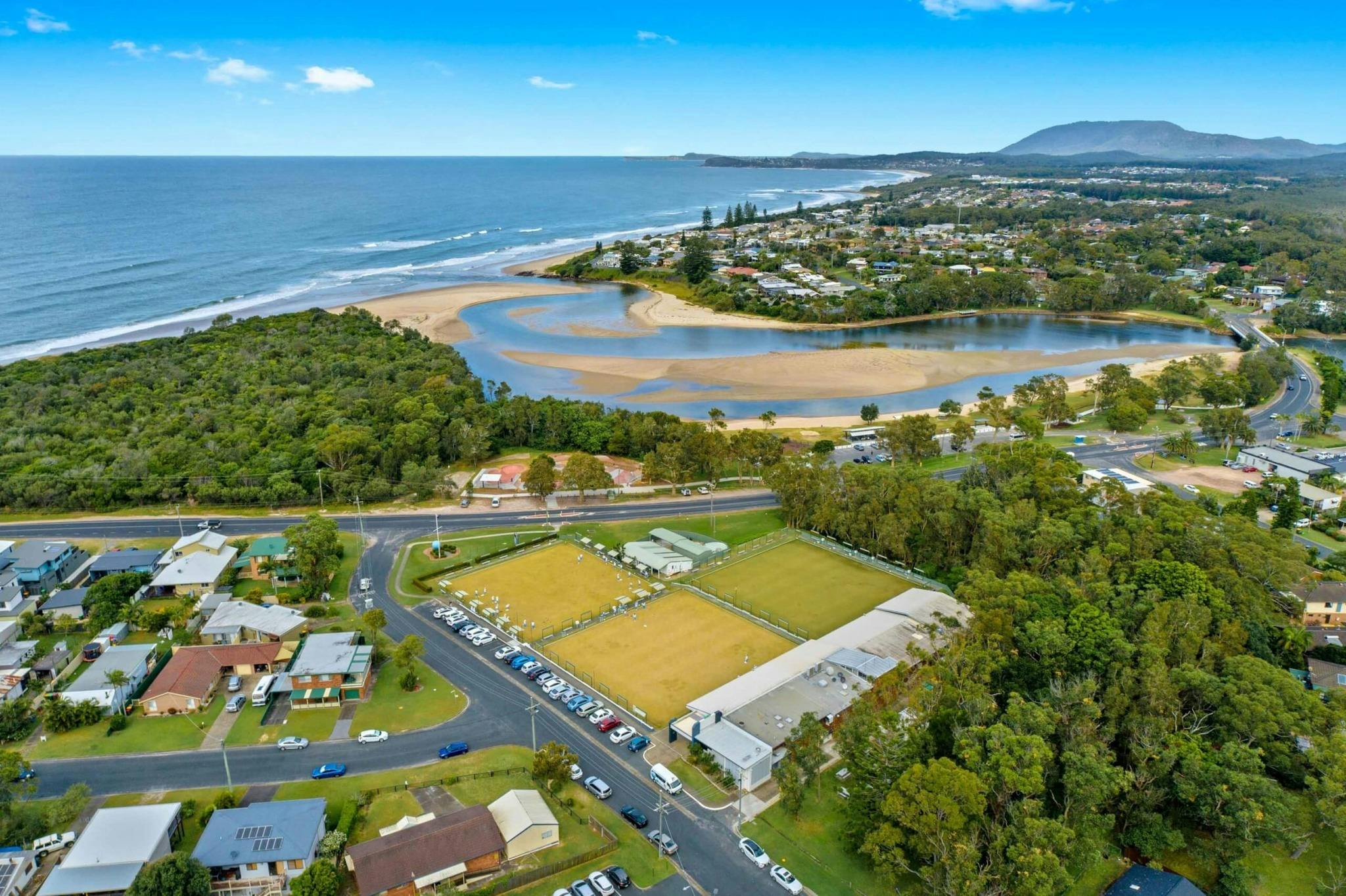 Bowling Club with 3 greens and clubhouse right next to the Lake in Lake cathie