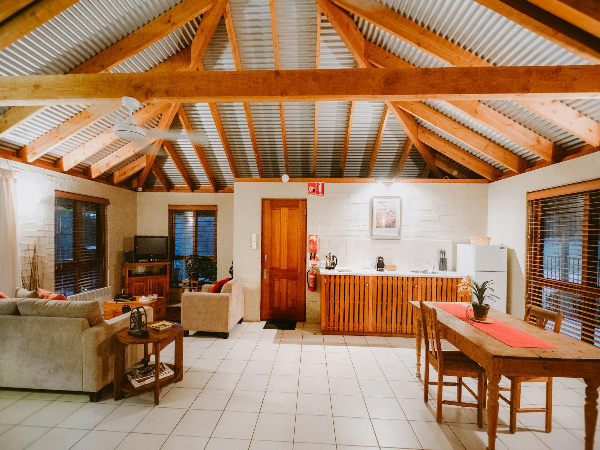 Sunset Ridge - Lounge Area/Kitchenette