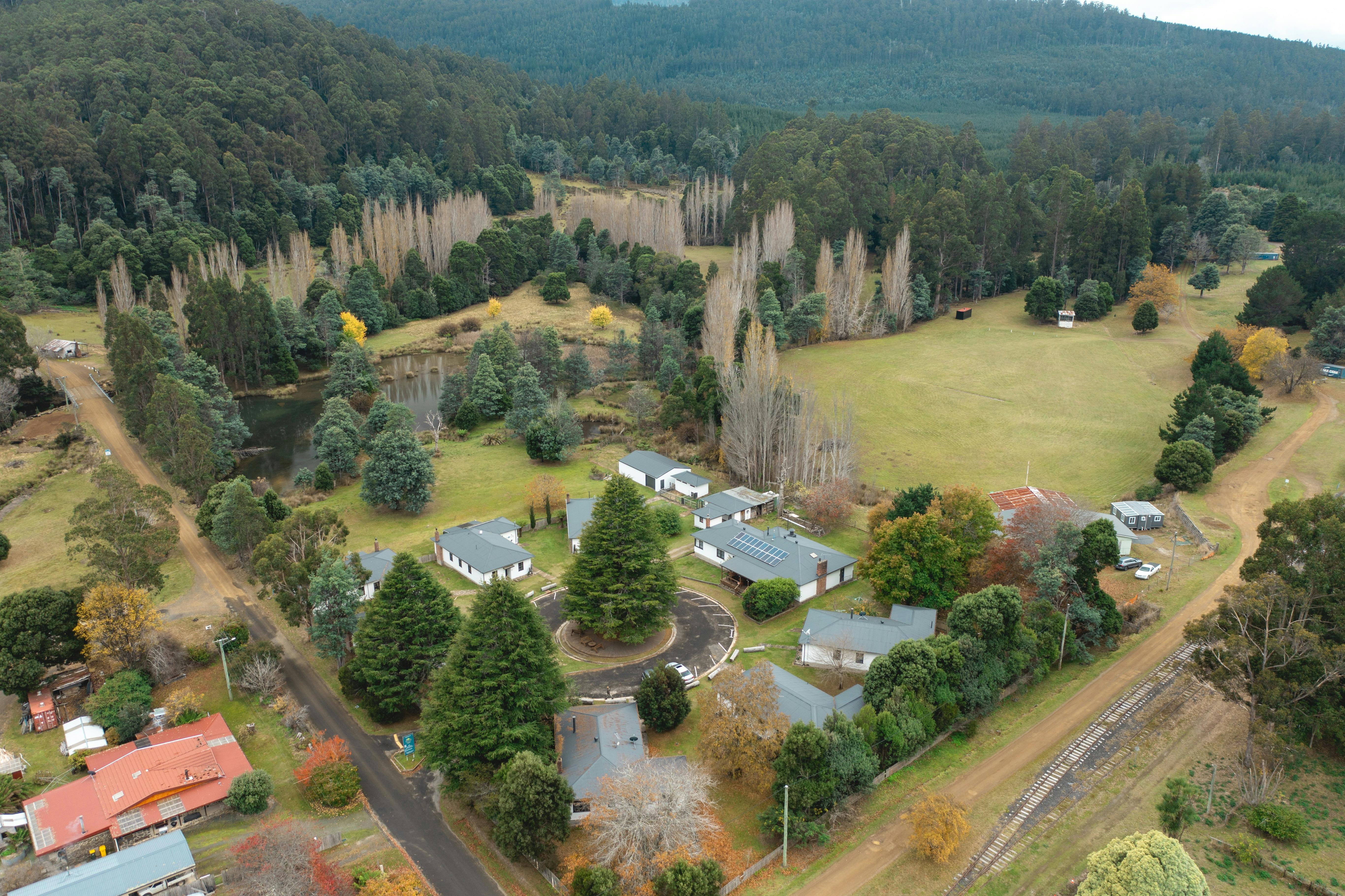 Maydena's aerial view reveals a quaint and inviting setting, ideal for a relaxing escape in nature.