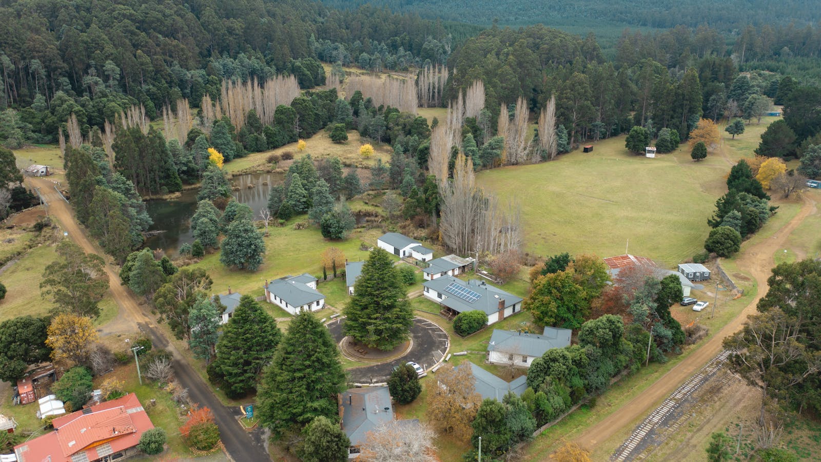 Maydena's aerial view reveals a quaint and inviting setting, ideal for a relaxing escape in nature.