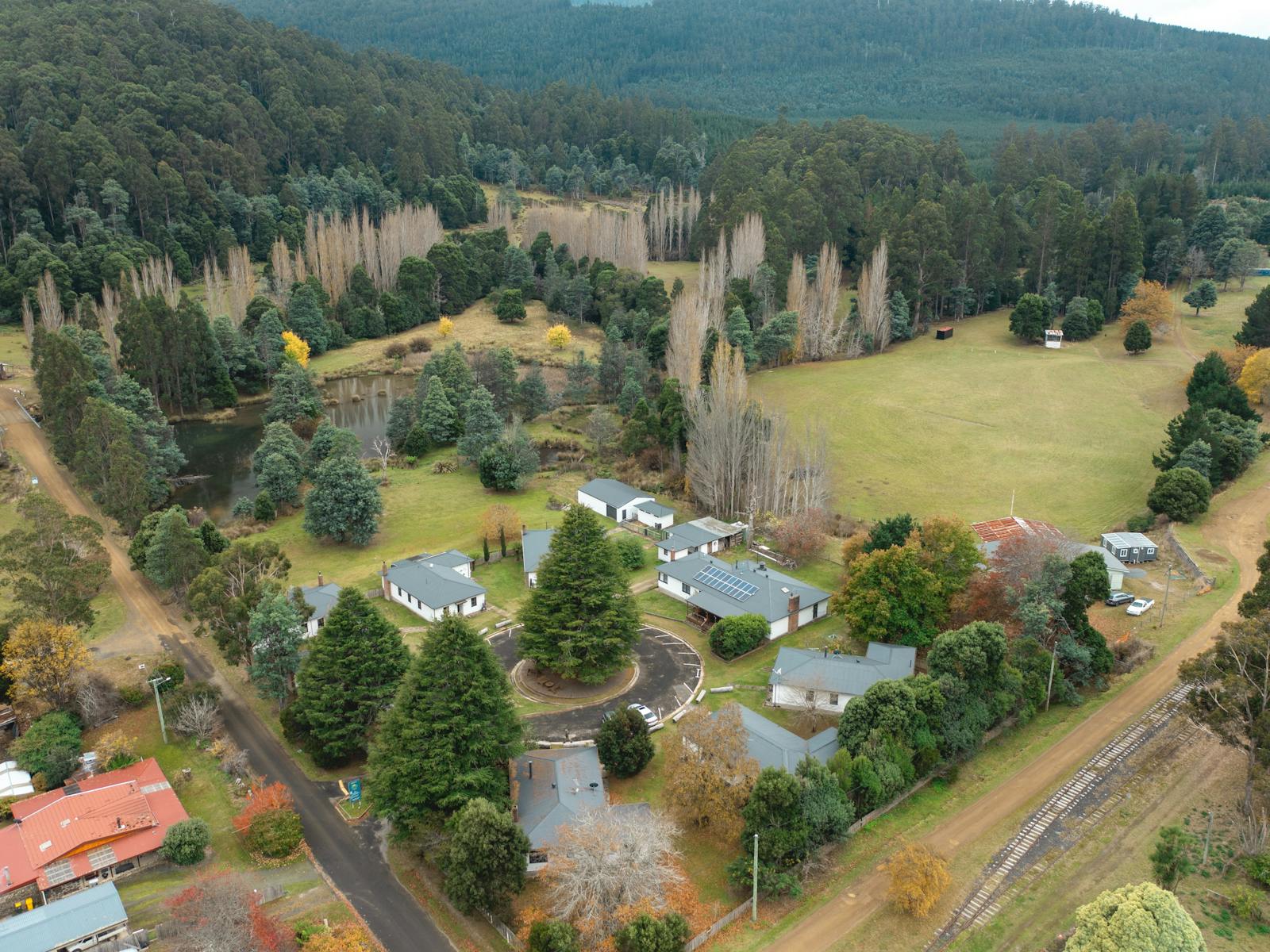 Maydena's aerial view reveals a quaint and inviting setting, ideal for a relaxing escape in nature.