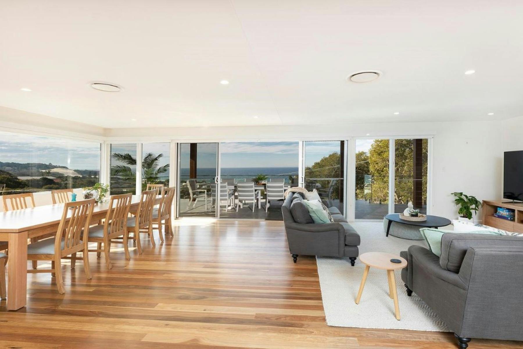 바다 전망을 감상할 수 있는 다이닝 및 라운지 룸