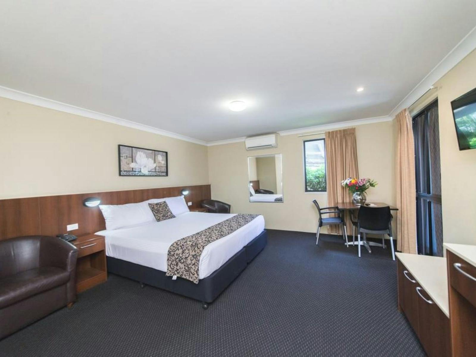 Spa Room - 1 x King bed Spa Room - 1 x King bed