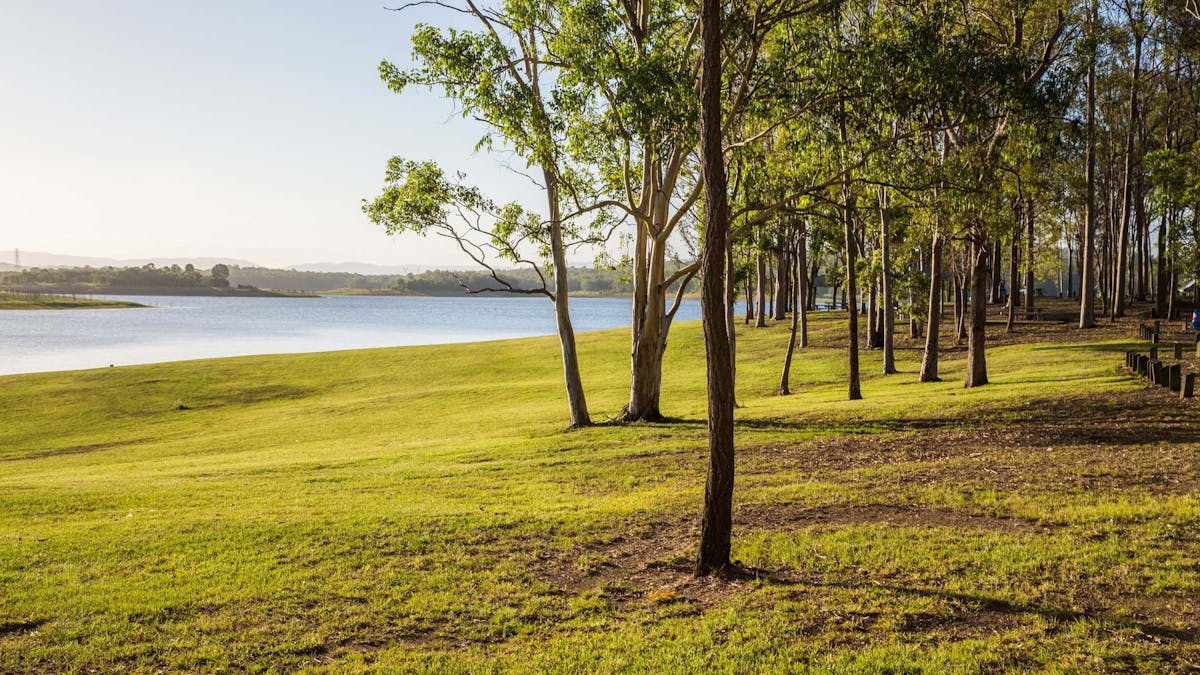 Bullocky Rest is situated on the bank of Lake Samsonvale, Joyner