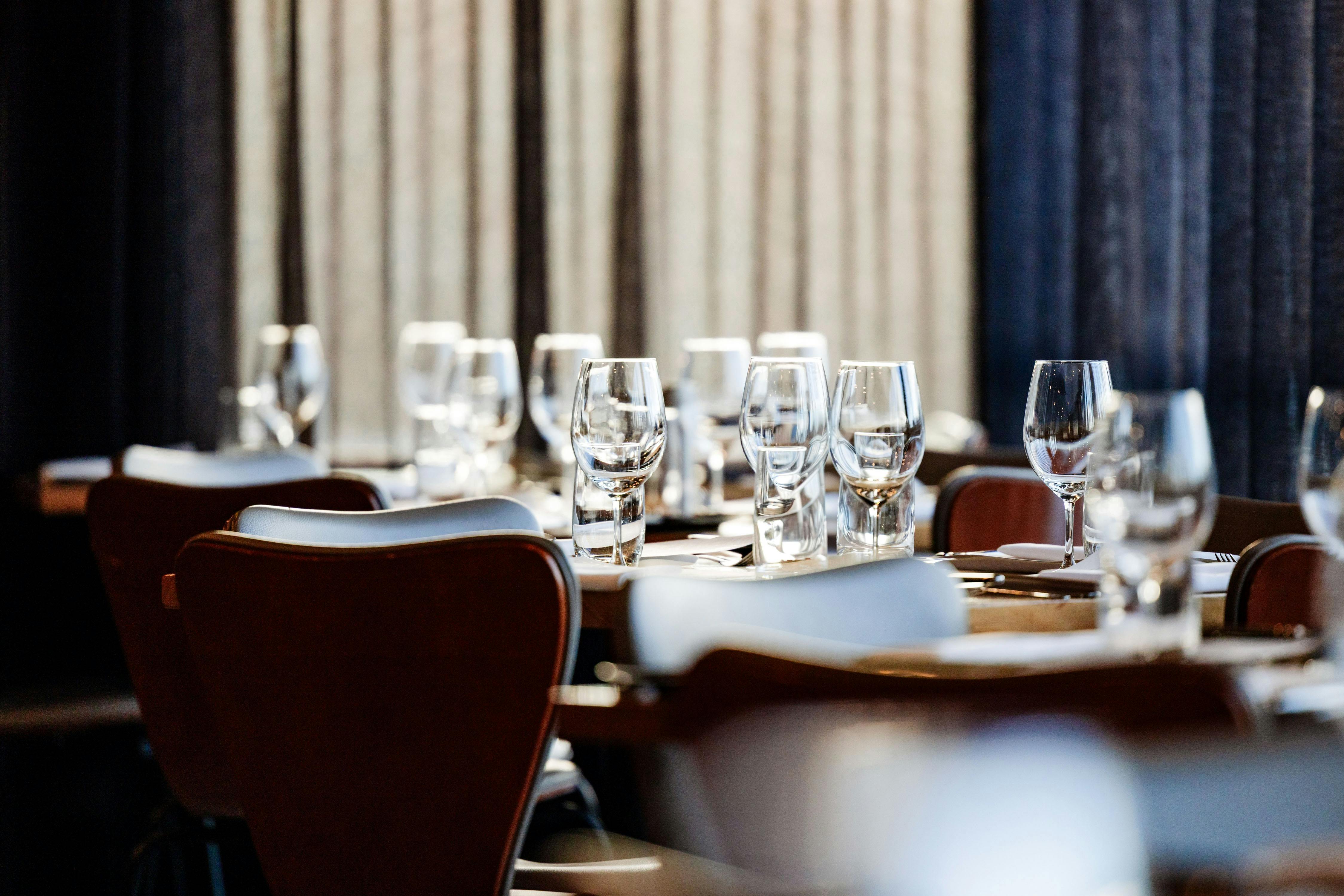 Versammeln Sie sich für einen gemütlichen Abend mit einem festlichen Essen, die Weingläser bereit.