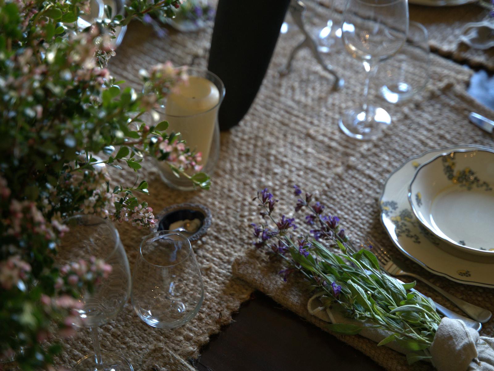 Vintage china, glassware and fresh herbs for rustic stableslunch