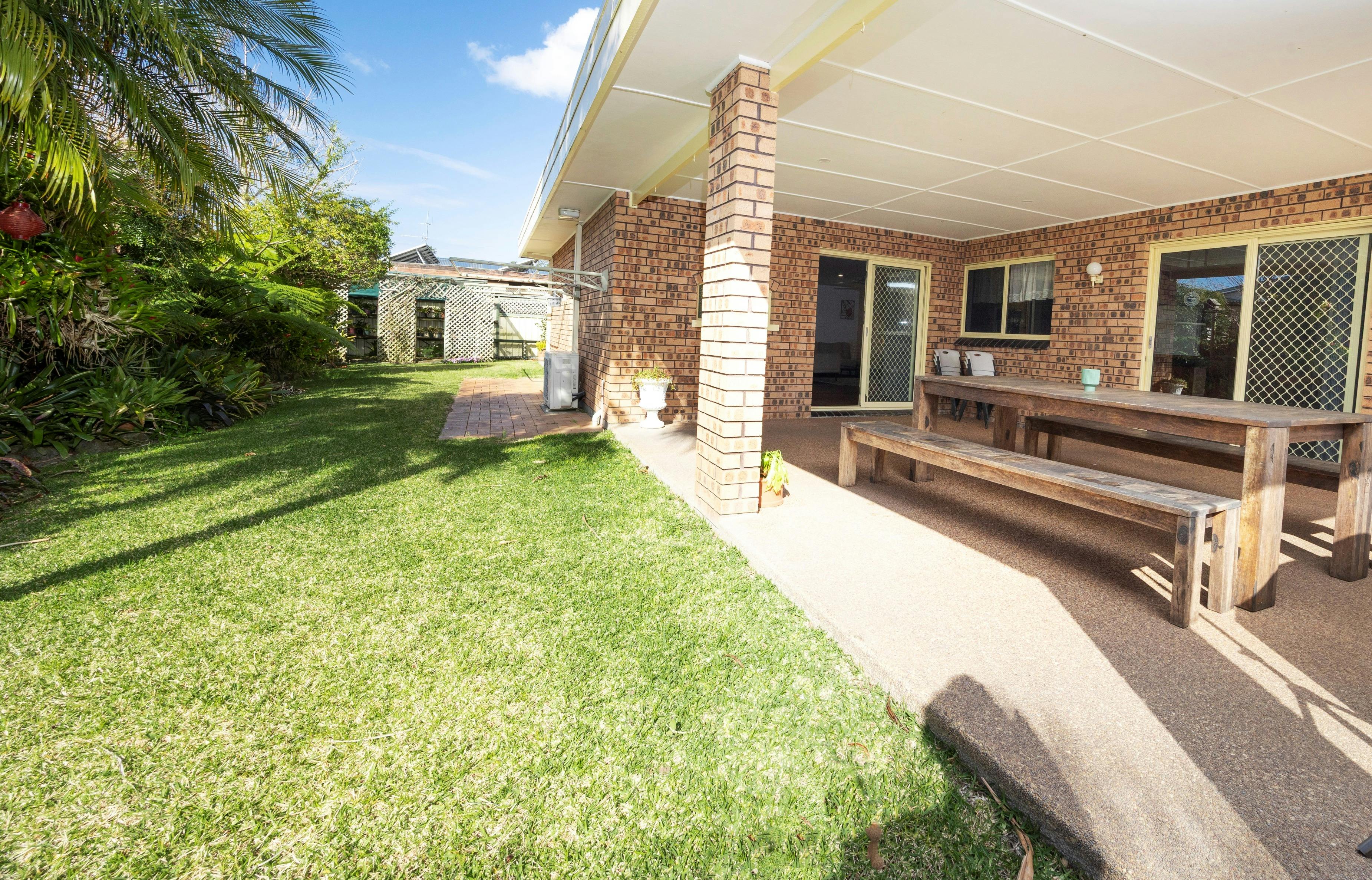 식사 공간과 바비큐가 있는 뒷마당과 파티오