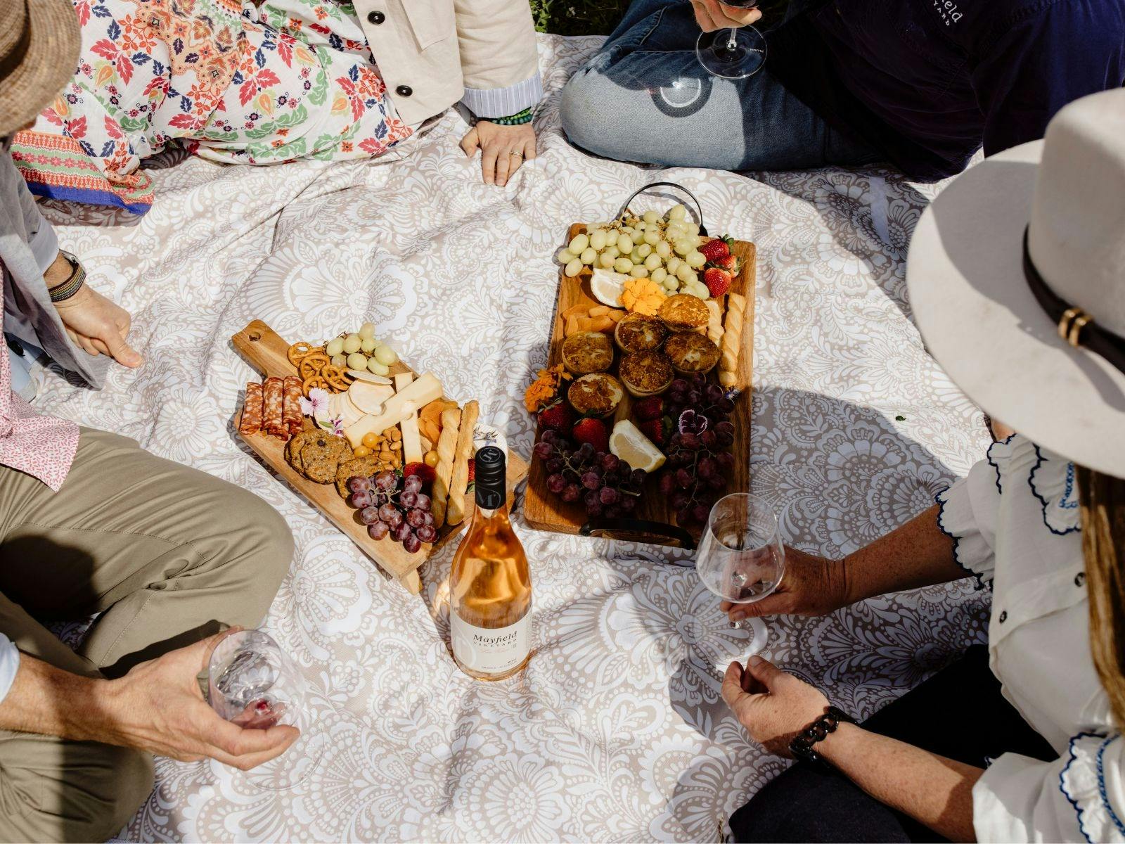 그레이징 보드와 와인 피크닉