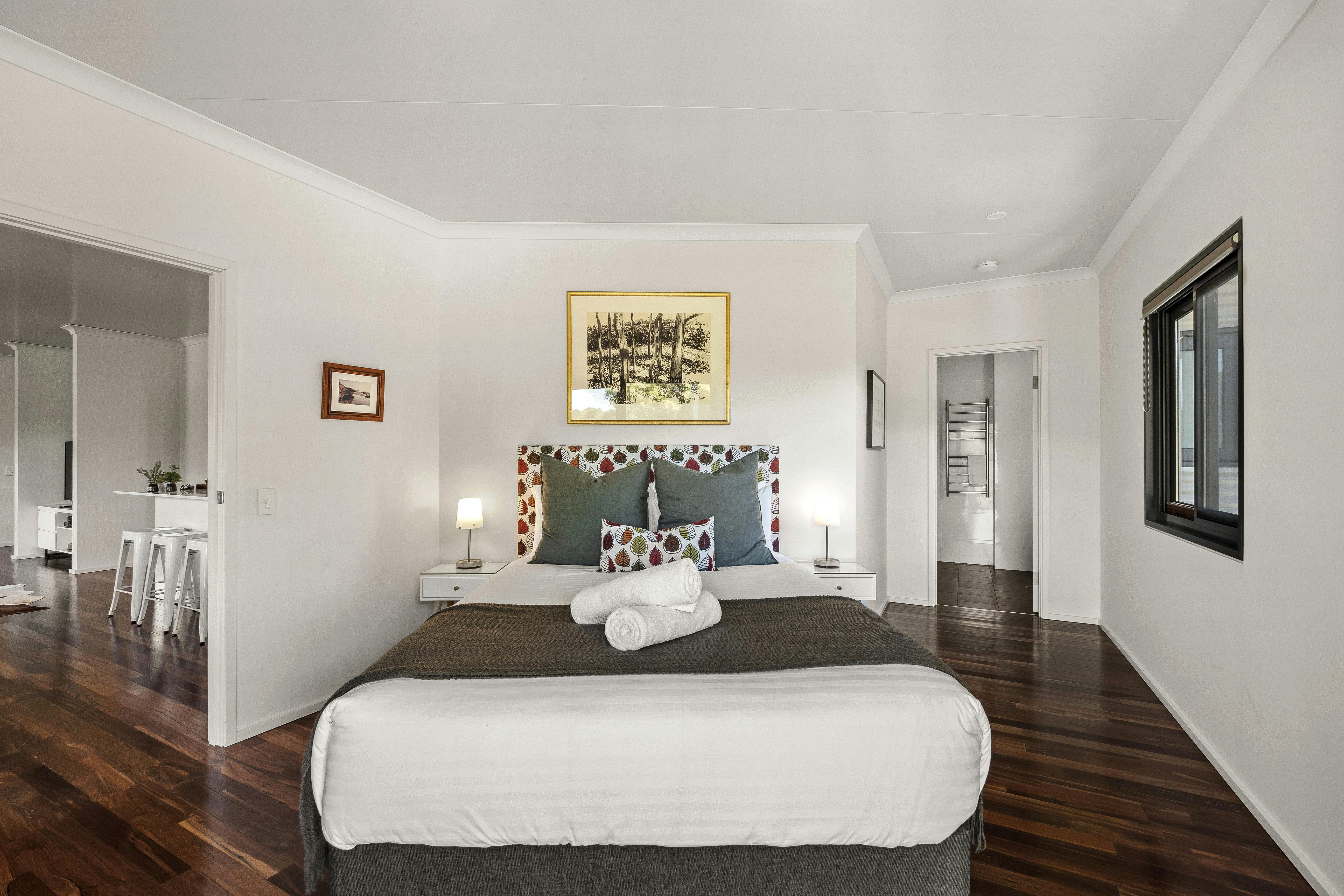 Bedroom 1 - Ensuite - 1 Queen bed - Reverse-cycle Air-conditioning