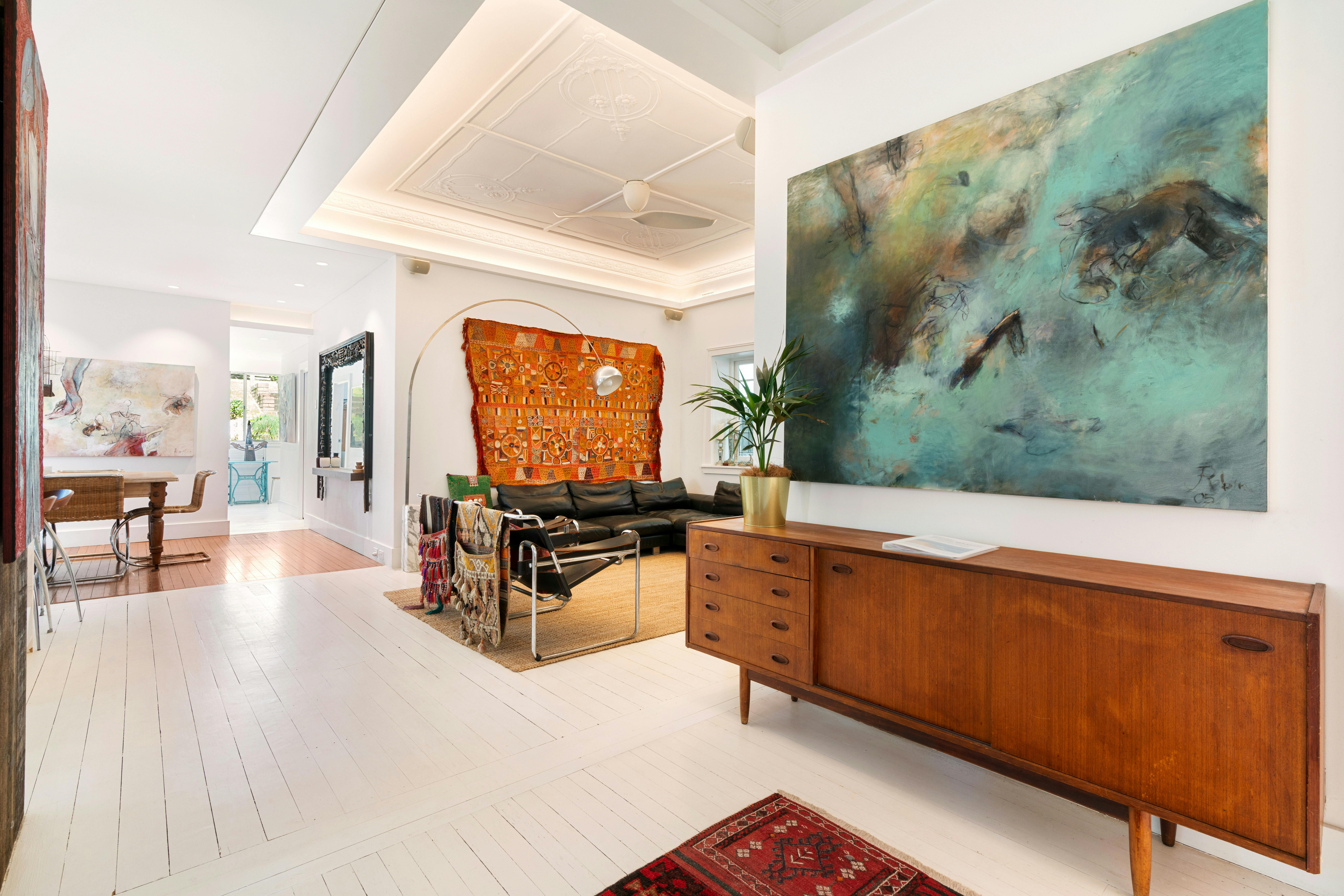 開放式起居區融合了現代家具、藝術品和溫暖的燈光。