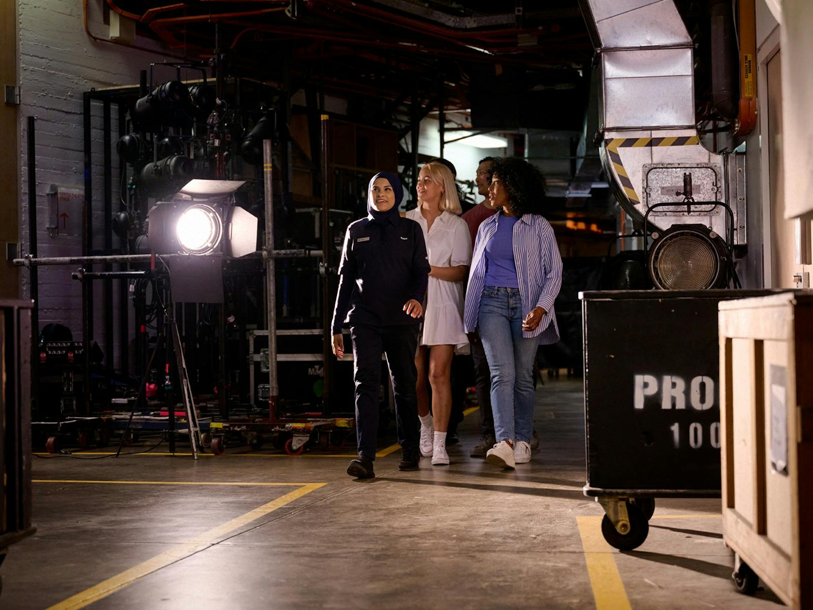 オペラハウスの舞台裏でグループを率いるツアーガイド