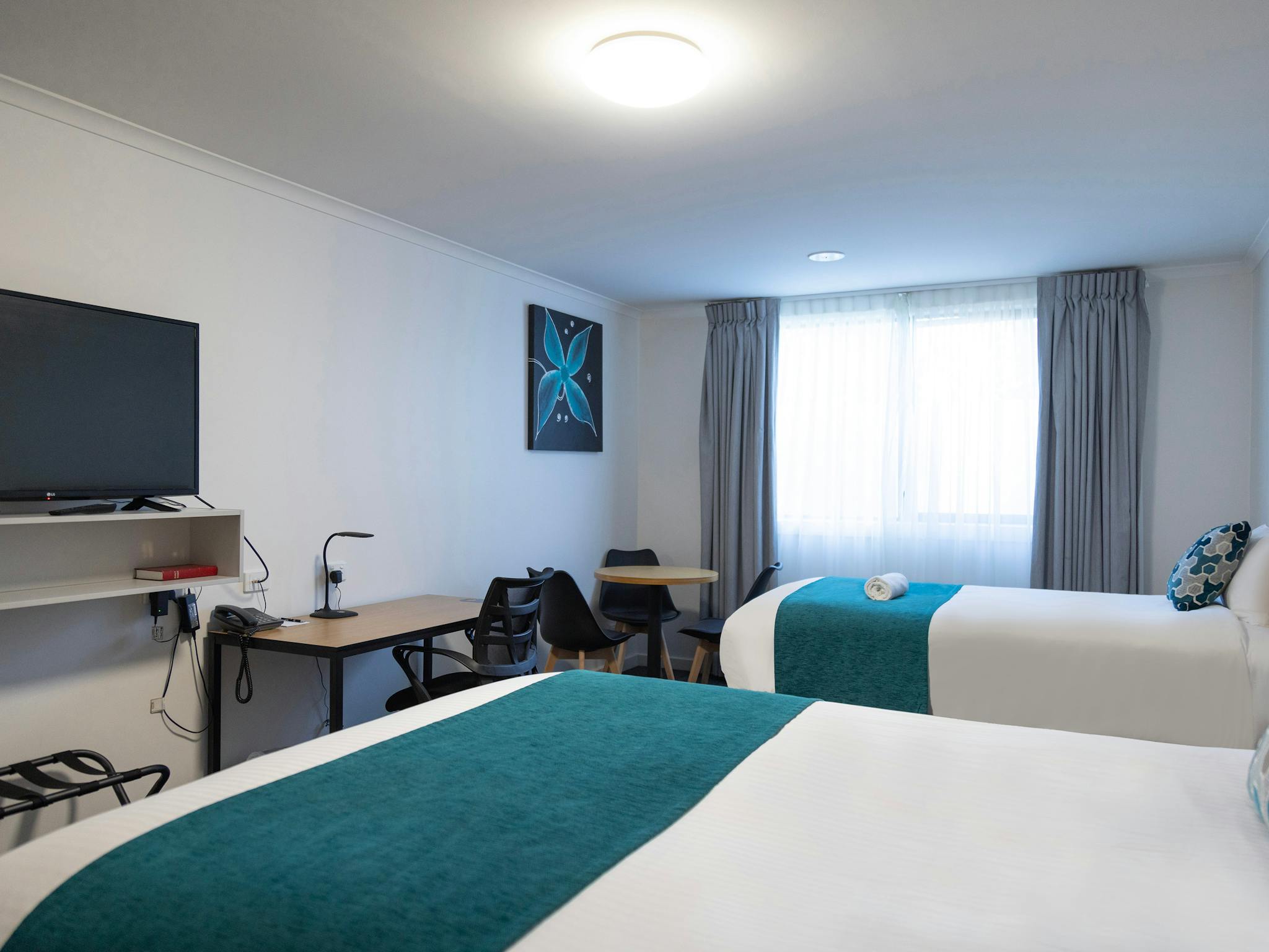 Twin Toom - Queen and Single Bed