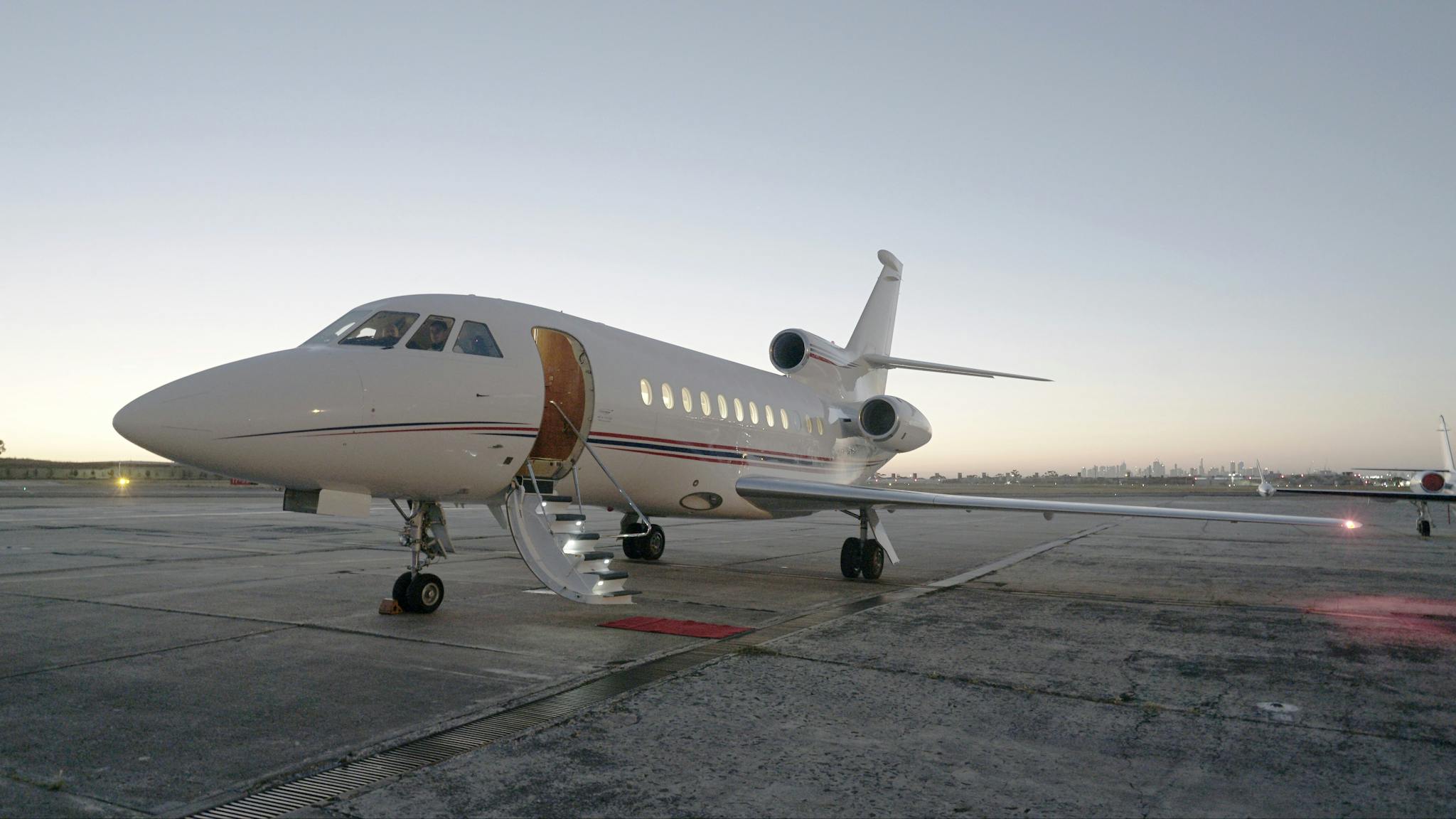 Luxurious 15 Seat Private Jet Luxurious 15 Seat Private Jet