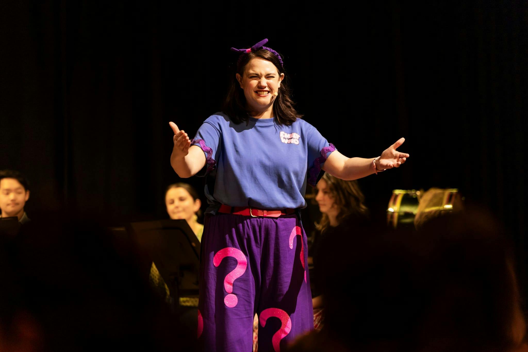 emliy who performing