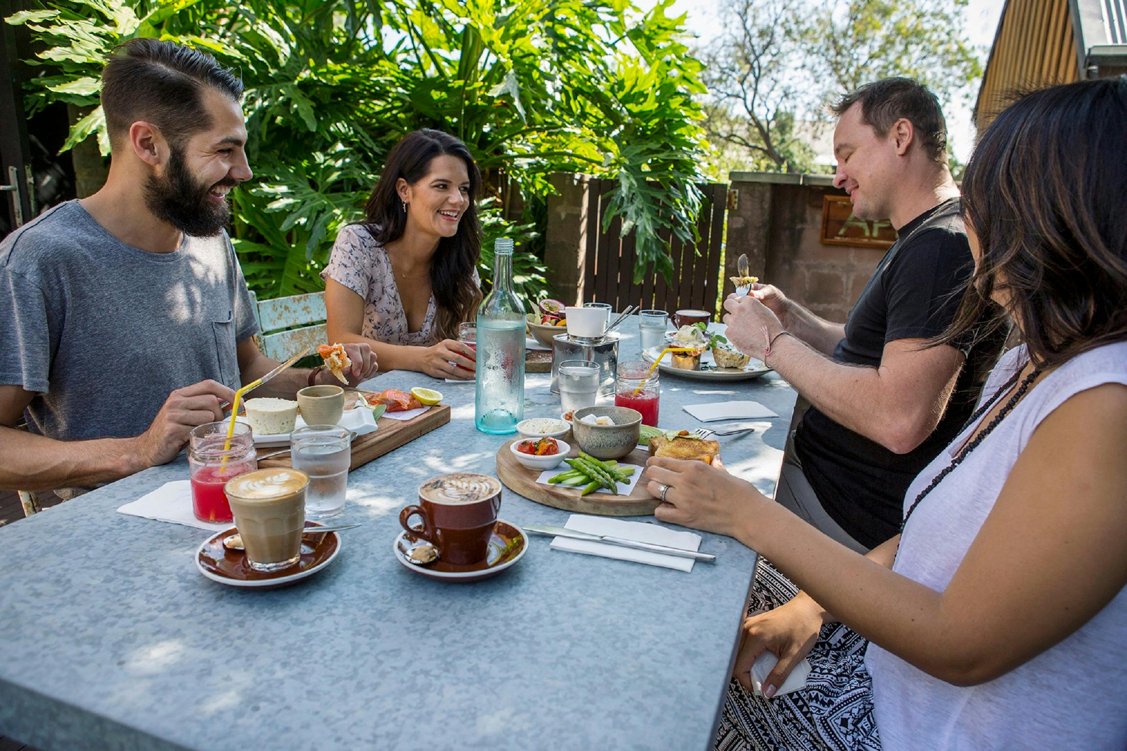 카페 엔조 포콜빈에서 여유로운 조식을 즐기는 친구들