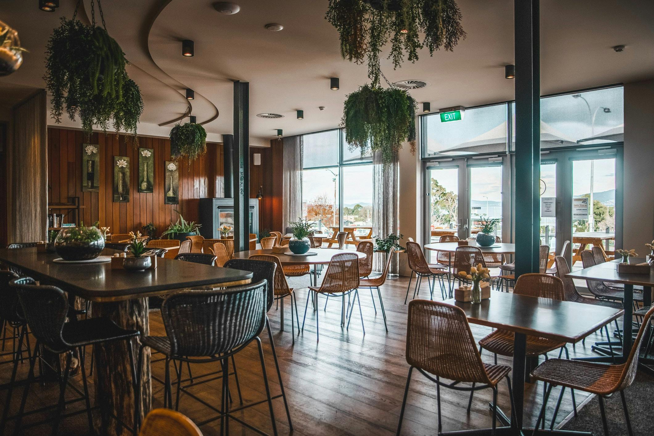 the cafe the shoreline hotel