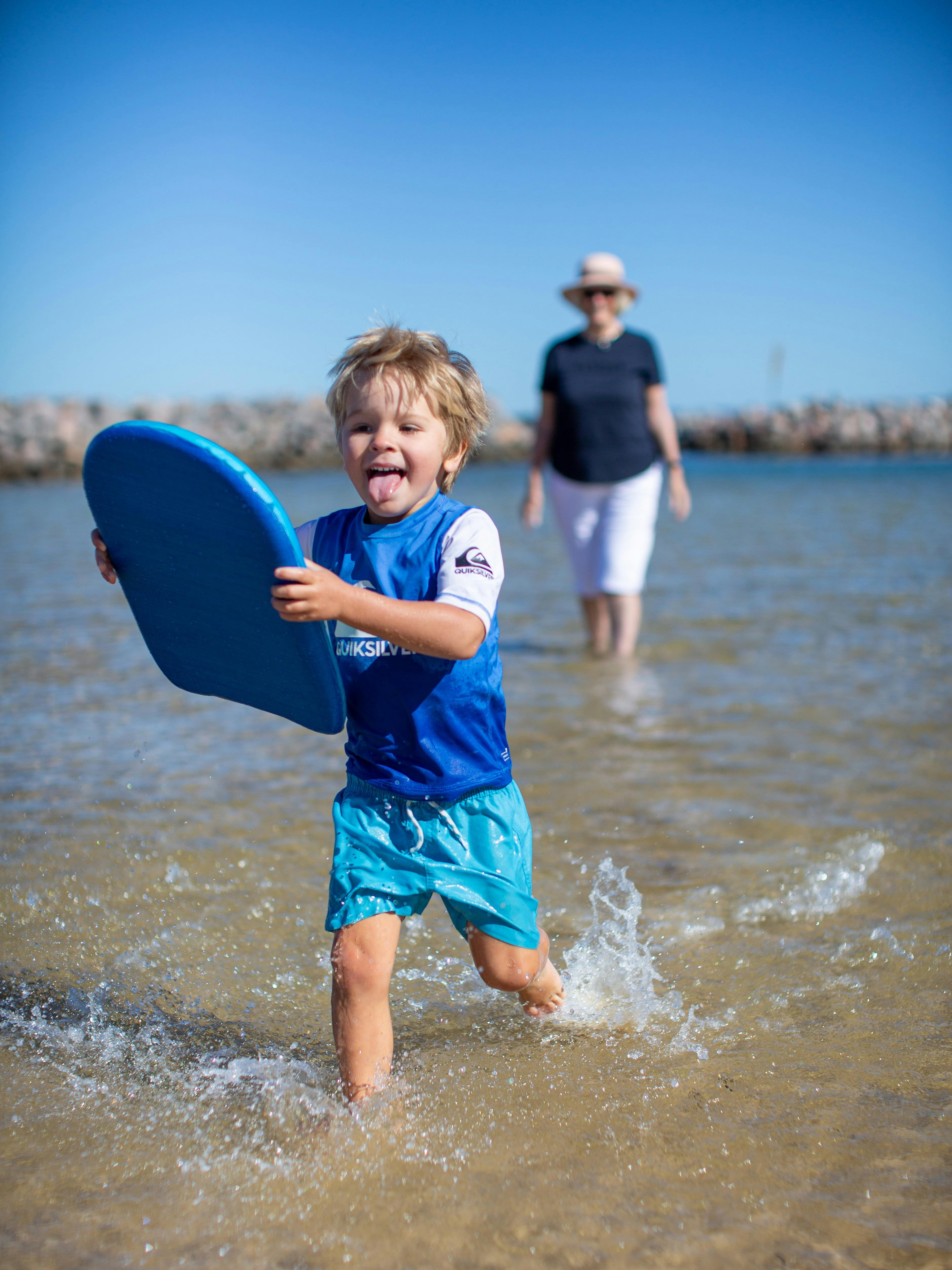 祖父母和孩子在泳池裡玩耍