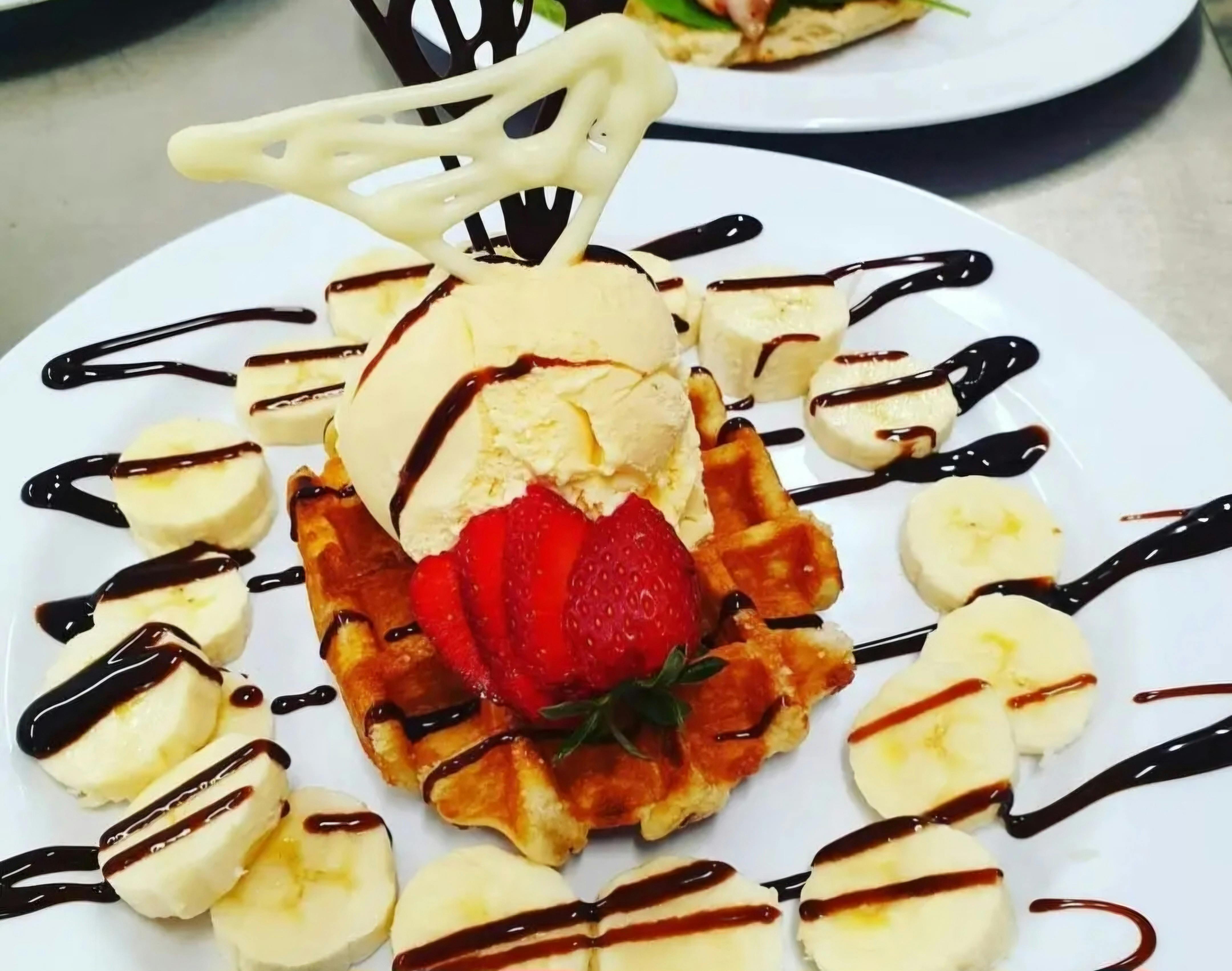 海鮮籃外帶 - 魚、新鮮蝦、牡蠣、魷魚、扇貝沙拉和薯條