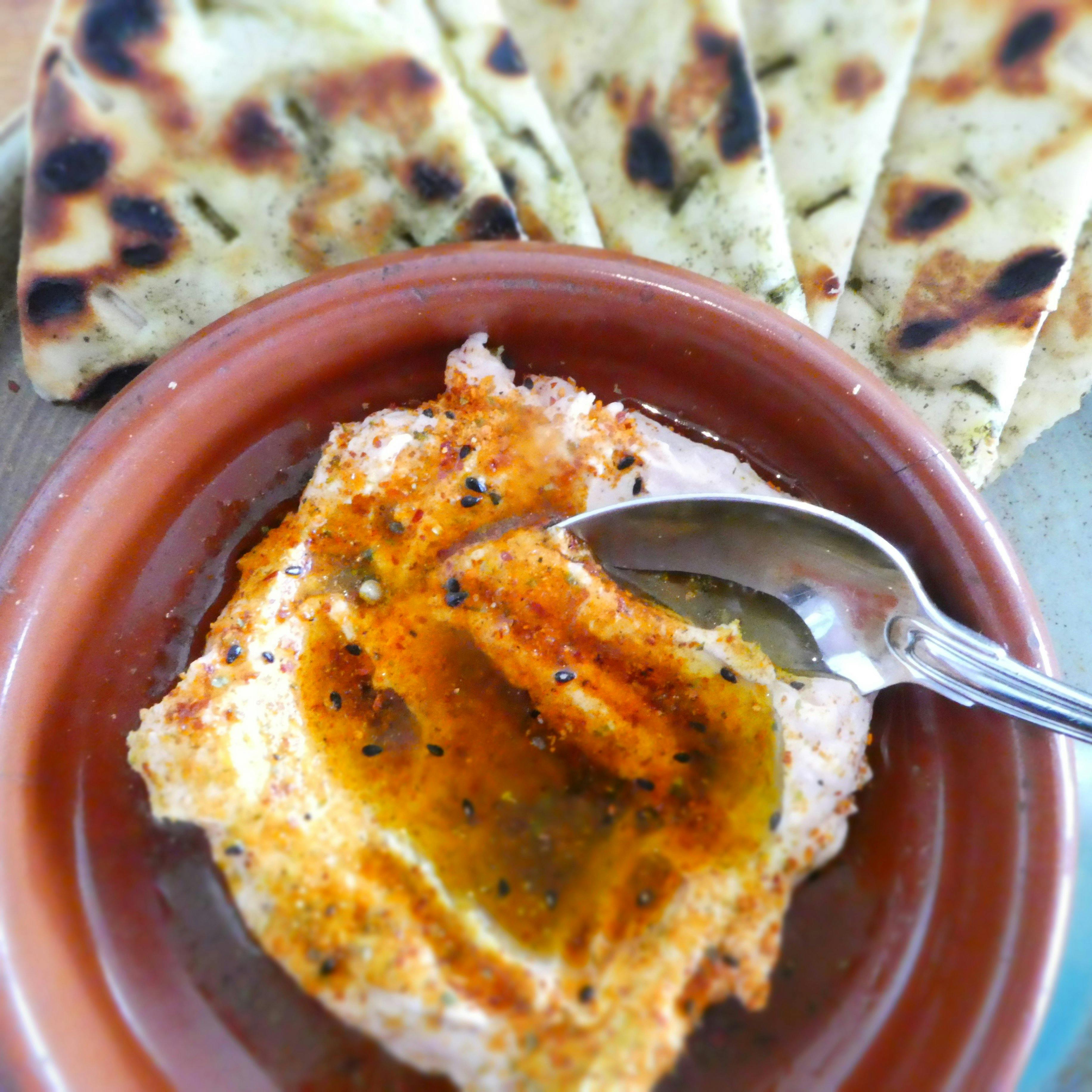 Tarama，檸檬油，剃過的 bottarga，茴香花粉，大餅