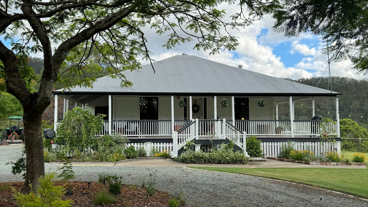 3 bedroom 2 bathrooms, fireplace and plunge pool