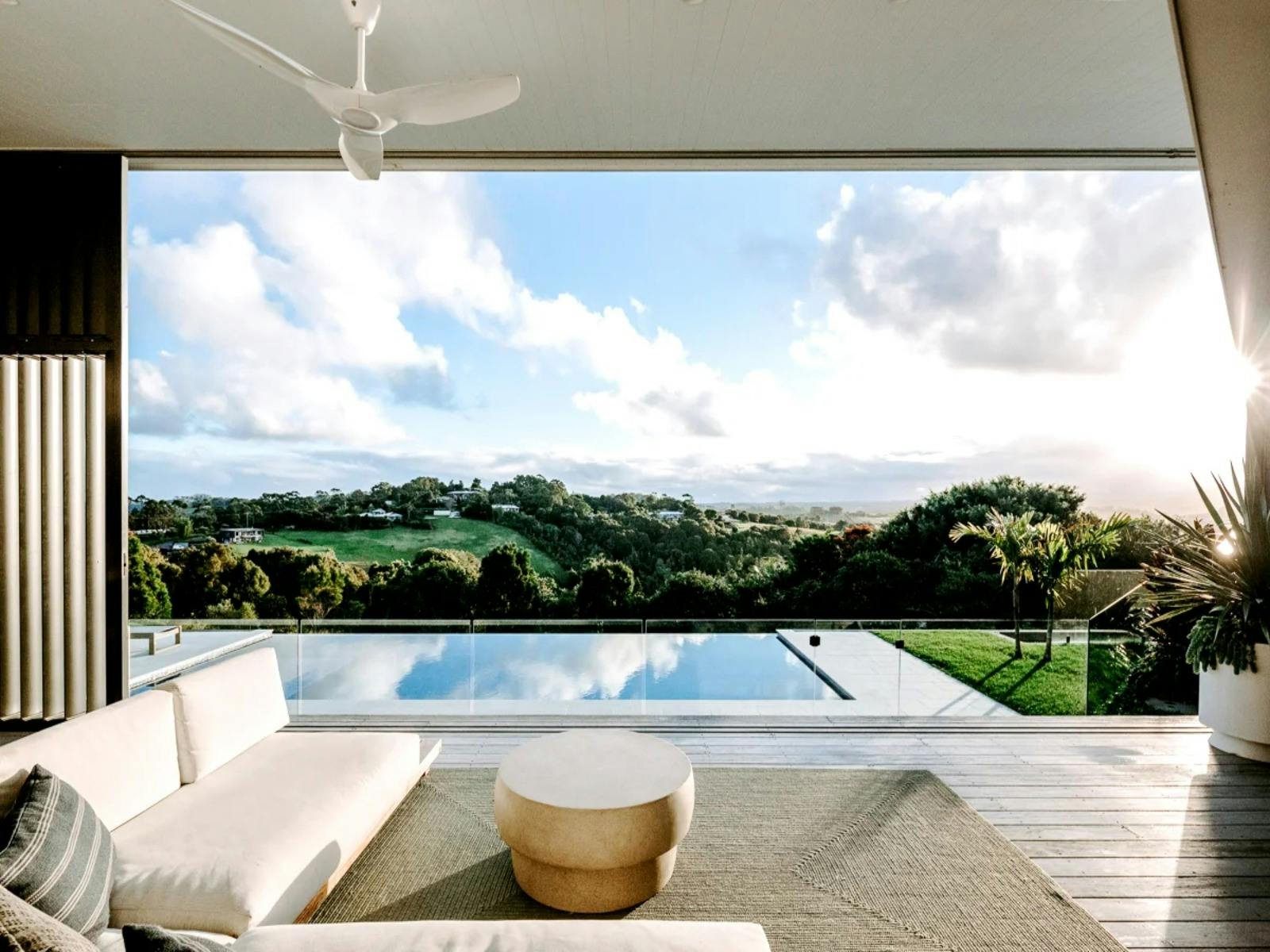 360도 산 전망을 감상할 수 있는 멋진 수영장