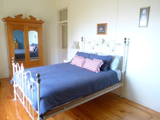 Queen Guest Room at Ossies Farmstay