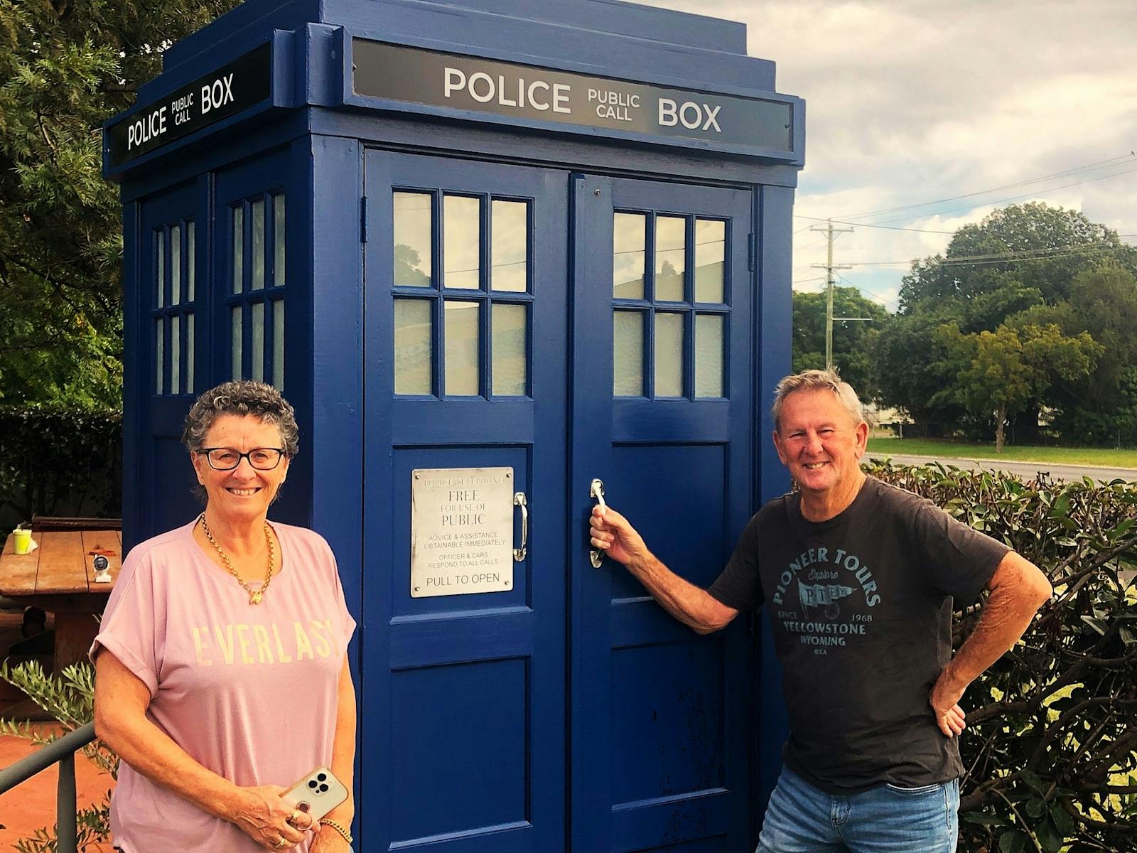 Free Tardis photo stand Free Tardis photo stand