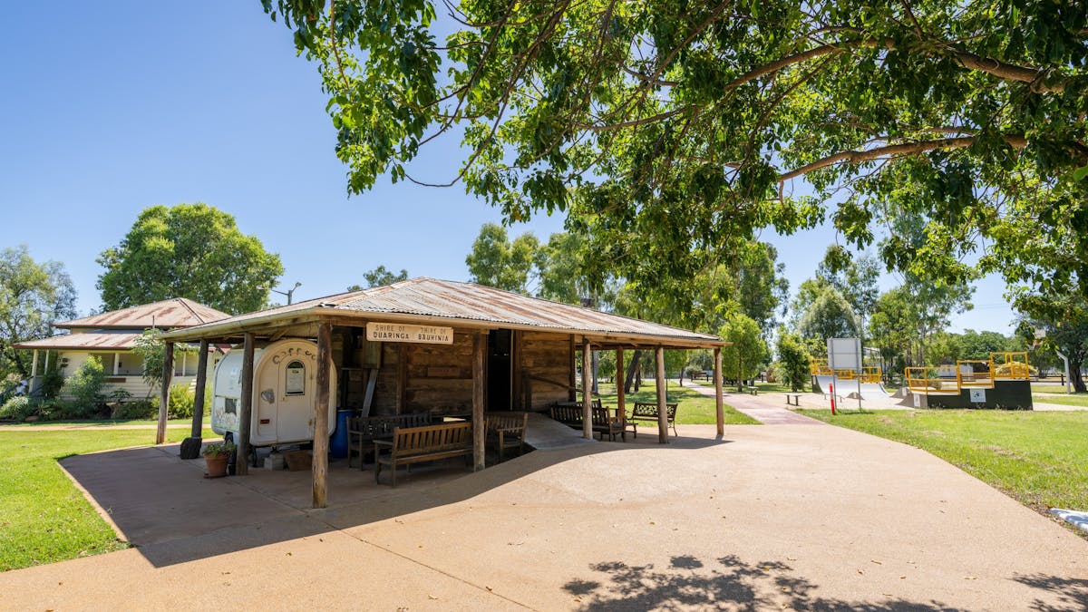 Beazley Park features Purbrook Hut, an art gallery, coffee cart, picnic facilities and more.