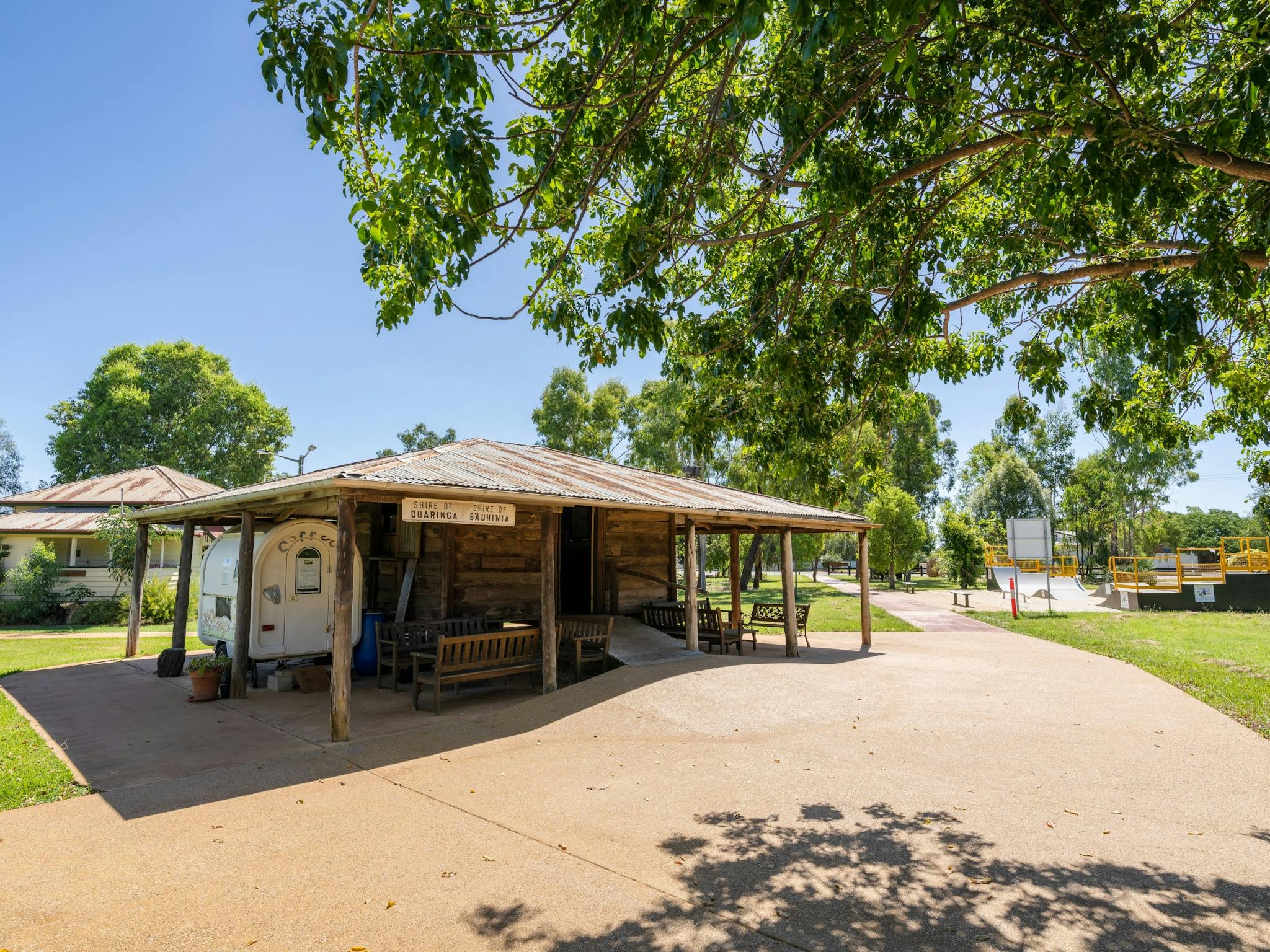 Beazley Park features Purbrook Hut, an art gallery, coffee cart, picnic facilities and more. Beazley Park features Purbrook Hut, an art gallery, coffee cart, picnic facilities and more.