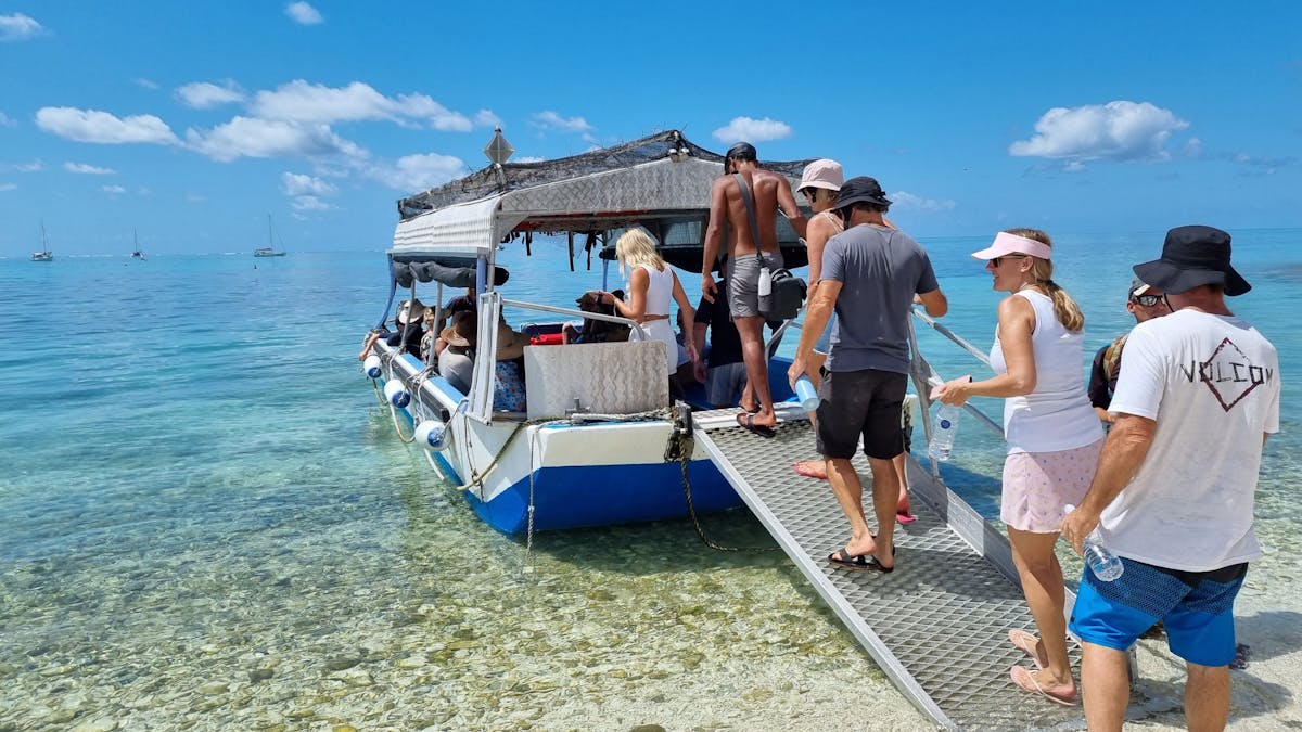 Glass bottom boat picking up guests from Lady Musgrave Island