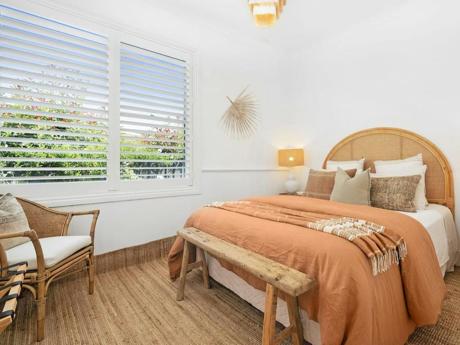 편안함과 스타일을 고려하여 아름답게 디자인된 퀸 사이즈 침대입니다.